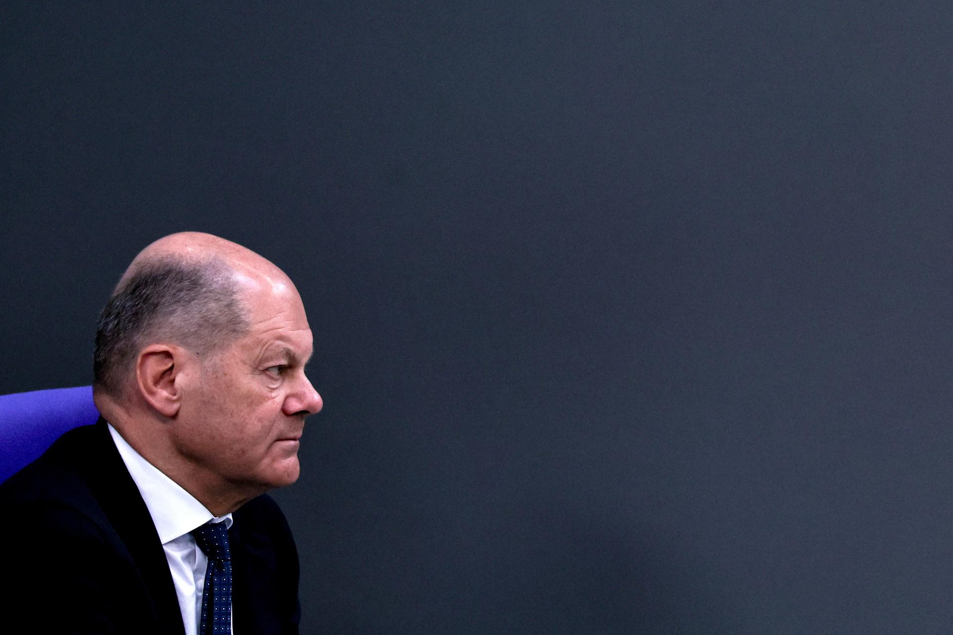 El canciller alemán Olaf Scholz asiste a una sesión plenaria especial del parlamento alemán 'Bundestag', EFE/EPA/FILIP SINGER