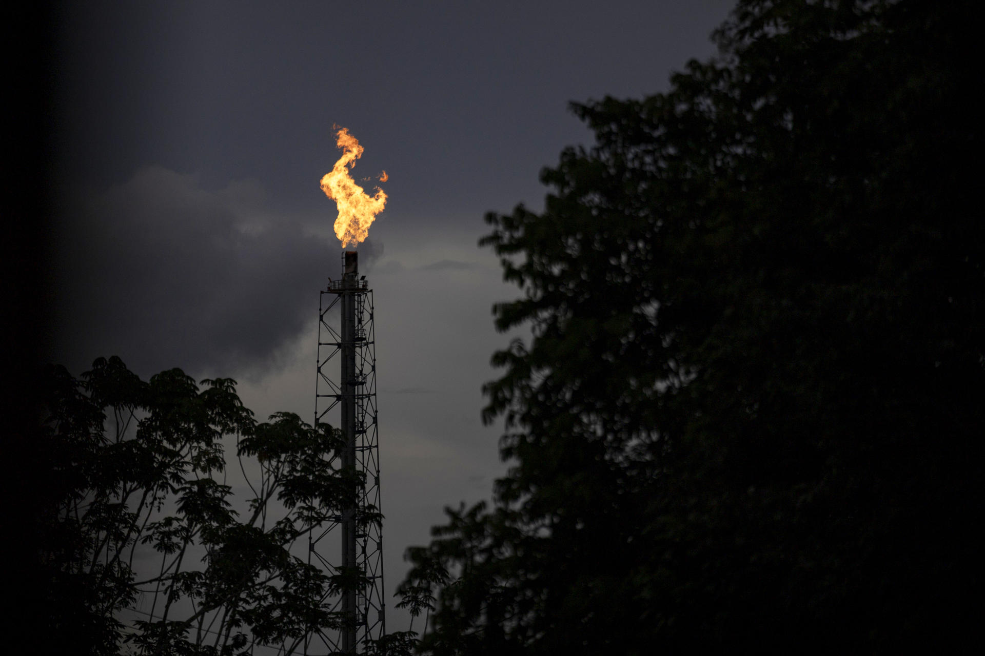 Fotografía de archivo que muestra una torre de flare. EFE/ Isaac Fontana