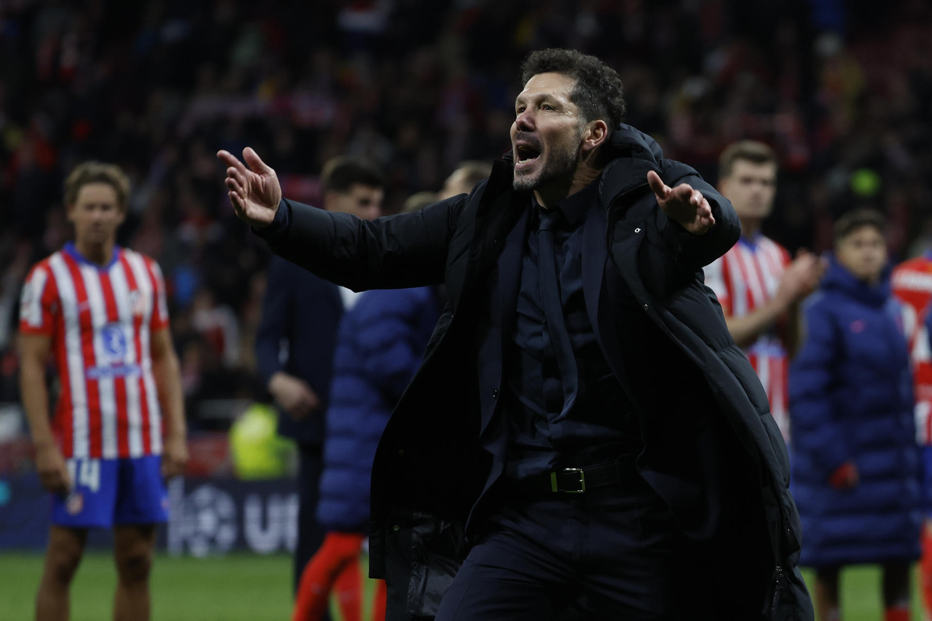 Simeone pide al público el aplauso hacia sus jugadores al término del partido. EFE/Juanjo Guillén