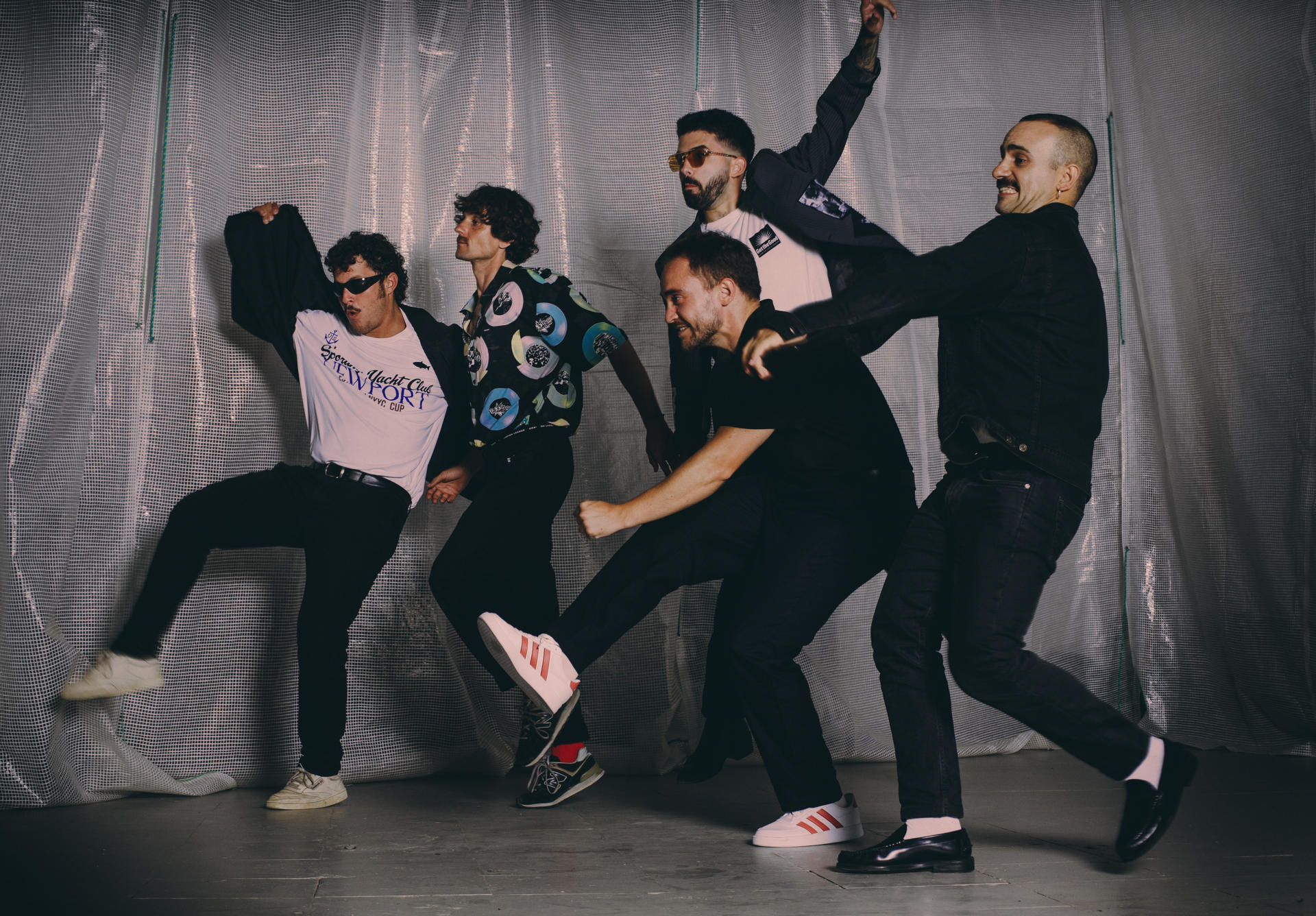 Vera Fauna, una pequeña pero ambiciosa banda sevillana, afronta su disco "más grande" con 'Dime dónde estamos', en el que con un envoltorio de melodías pop hipnóticas con parte de psicodelia cósmica y épica flamenca hablan del desarraigo forzoso de los más jóvenes, tensión social y declive ecológico. "Nosotros decimos que es el concepto de la naranja sevillana: por fuera muy bonita y luego amarga por dentro", explican Kike Suárez y Álex Fernández, dos de sus miembros, en una charla con EFE para desentrañar las claves de su tercer trabajo tras 'Duras y flores' (2020) y 'Los años mejores' (2023). EFE/ BMG *****SOLO USO EDITORIAL/SOLO DISPONIBLE PARA ILUSTRAR LA NOTICIA QUE ACOMPAÑA (CRÉDITO OBLIGATORIO) *****