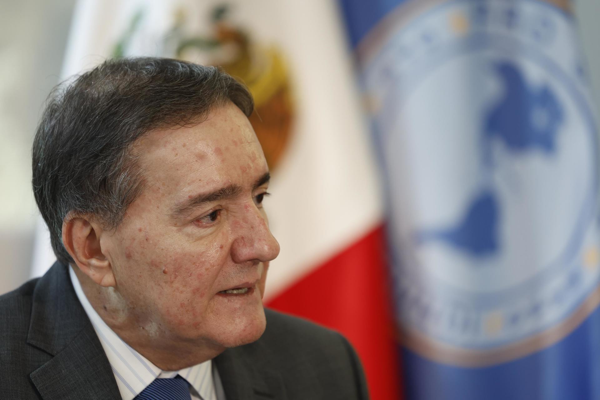 El director de la Organización Panamericana de la Salud (OPS), Jarbas Barbosa, habla durante una entrevista con EFEeste miércoles, en la Ciudad de México (México). EFE/ Sáshenbka Gutiérrez