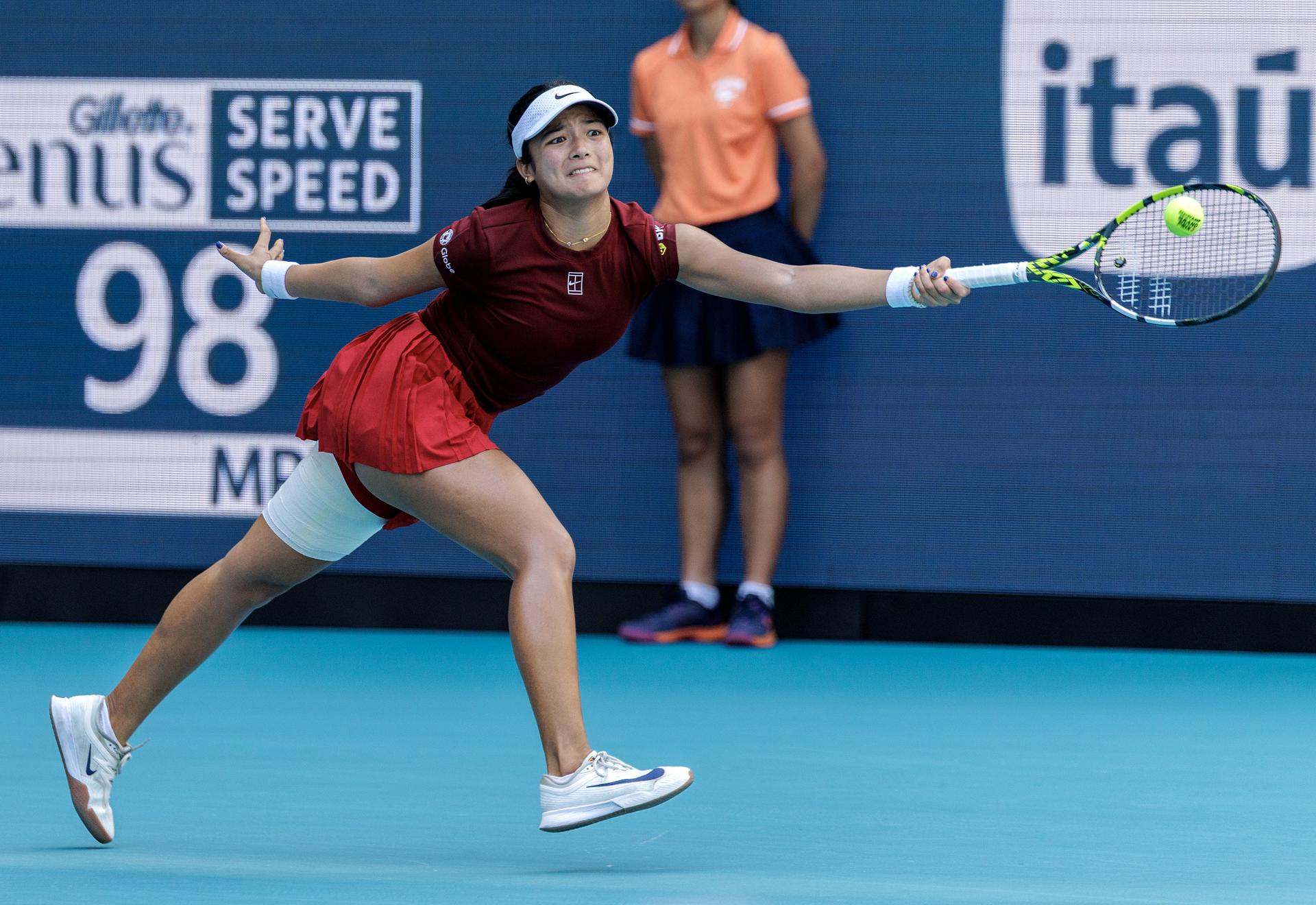 La filipina Alexandra Eala en acción contra Iga Swiatek de Polonia durante su partido de cuartos de final de individuales femeninos en el torneo de tenis Miami Open 2025 en el Hard Rock Stadium de Miami, Florida (EE UU.). EFE/CRISTOBAL HERRERA-ULASHKEVICH
