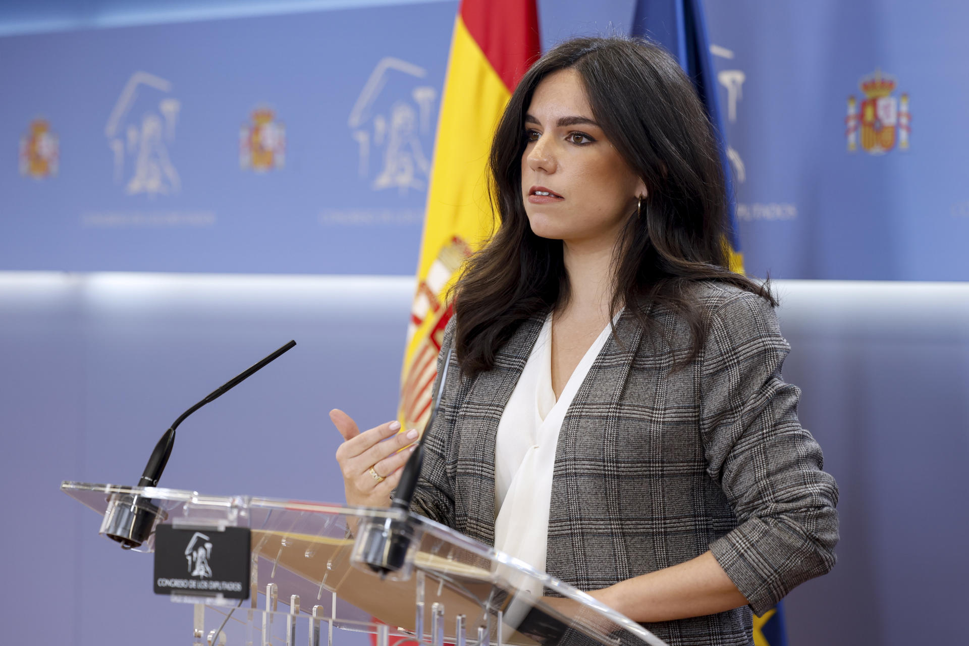 La portavoz de Vox, Pepa Millán, durante la rueda de prensa que ha ofrecido este martes en el Congreso, donde tienen lugar las reuniones de la Mesa y de la Junta de Portavoces. EFE/ Mariscal
