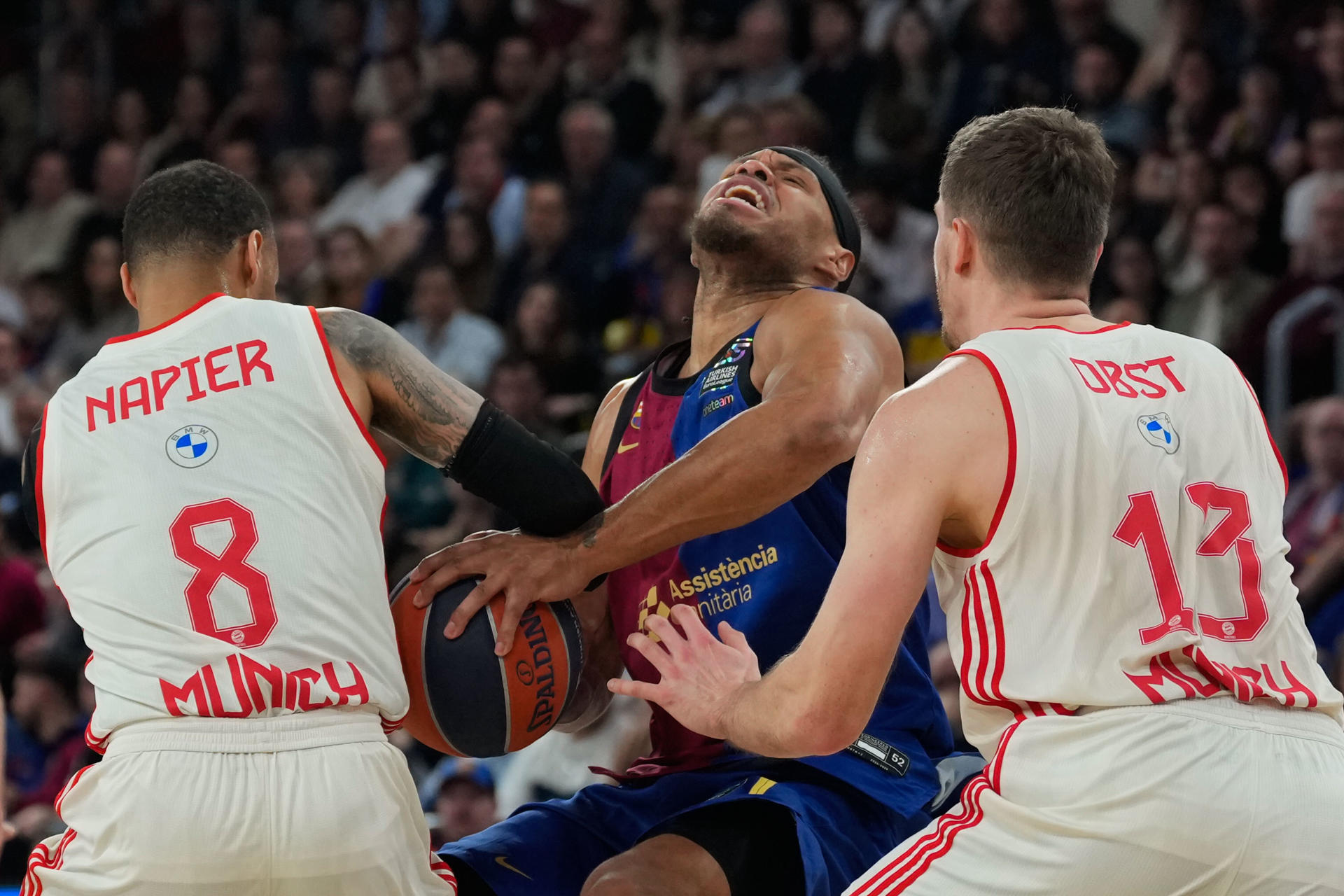 El escolta del Barça Justin Anderson (c) lucha con Shabazz Napier (i) y Andreas Obst (d), ambos del Bayern, durante el partido de la jornada 31 de la EuroLiga que Barça y Bayern de Múnich disputaron en el Palau Blaugrana. EFE/Alejandro García