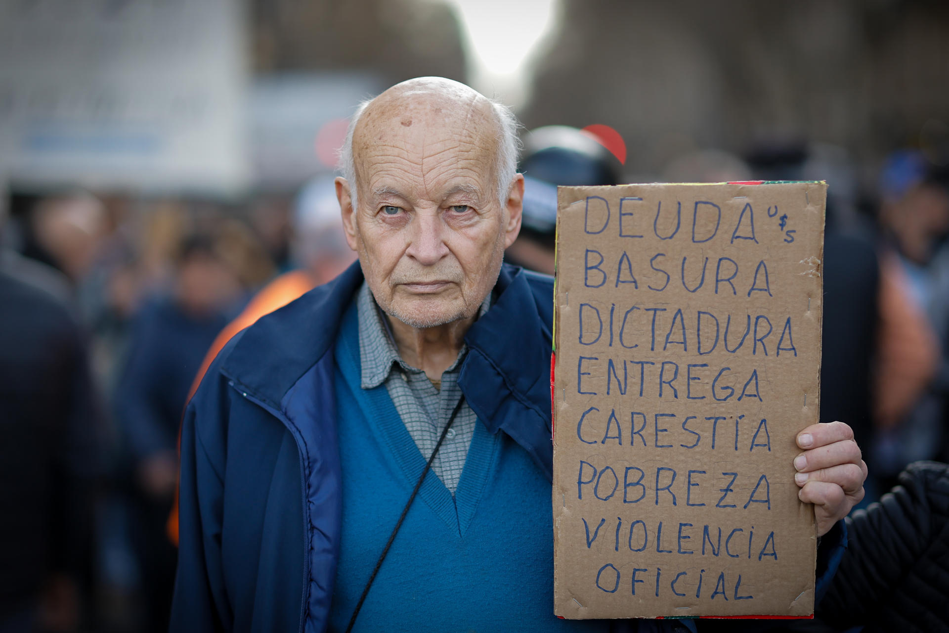 Fotografía de archivo en donde un hombre de la tercera edad participa en una manifestación en Buenos Aires (Argentina). EFE/ Juan Ignacio Roncoroni