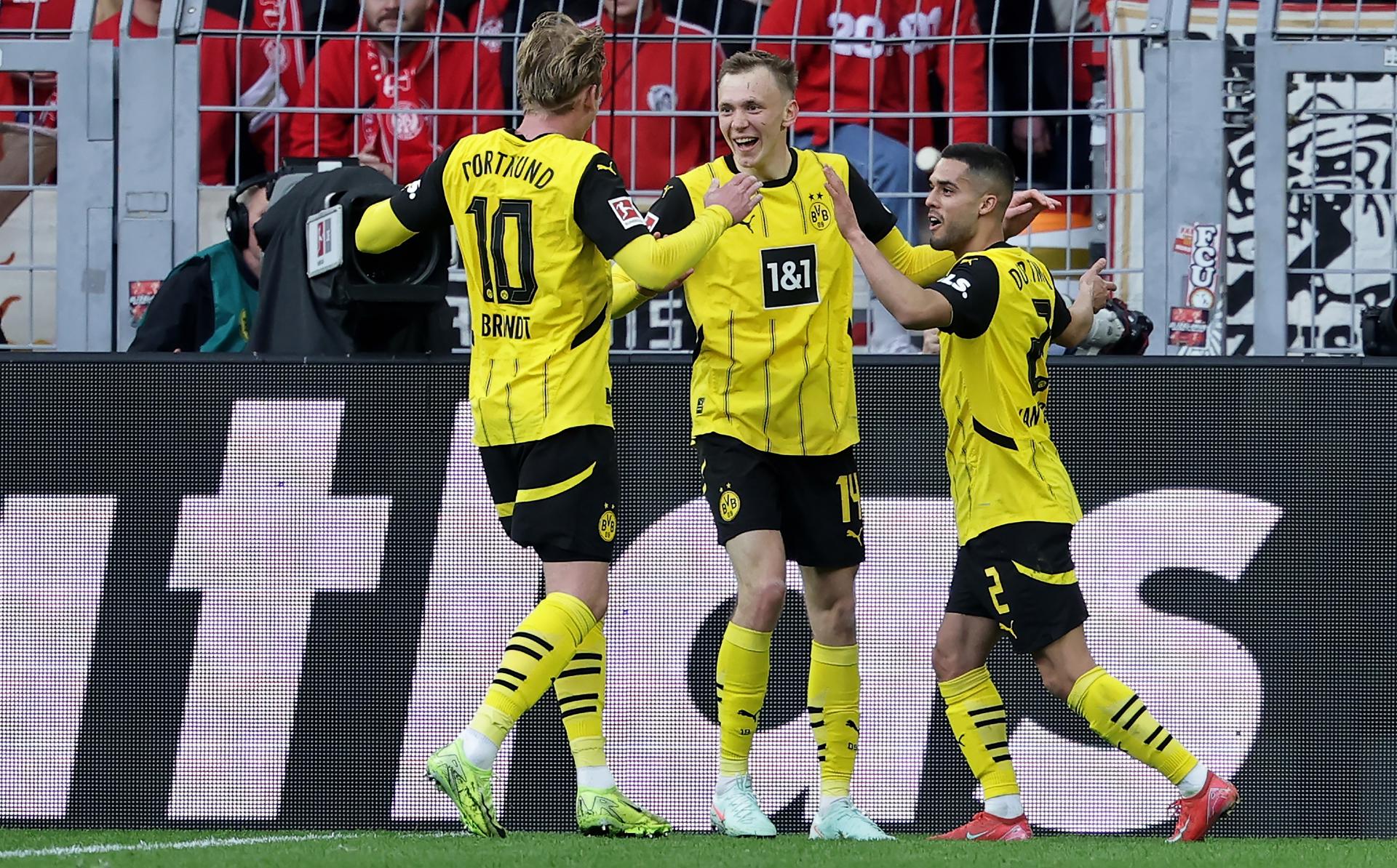 Los jugadores Maximilian Beier, Julian Brandt y Yan Couto celebran un gol en el partido de la Bundesliga que han jugado Borussia Dortmund y 1. FSV Mainz 05 en Dortmund, Alemania. EFE/EPA/FRIEDEMANN VOGEL