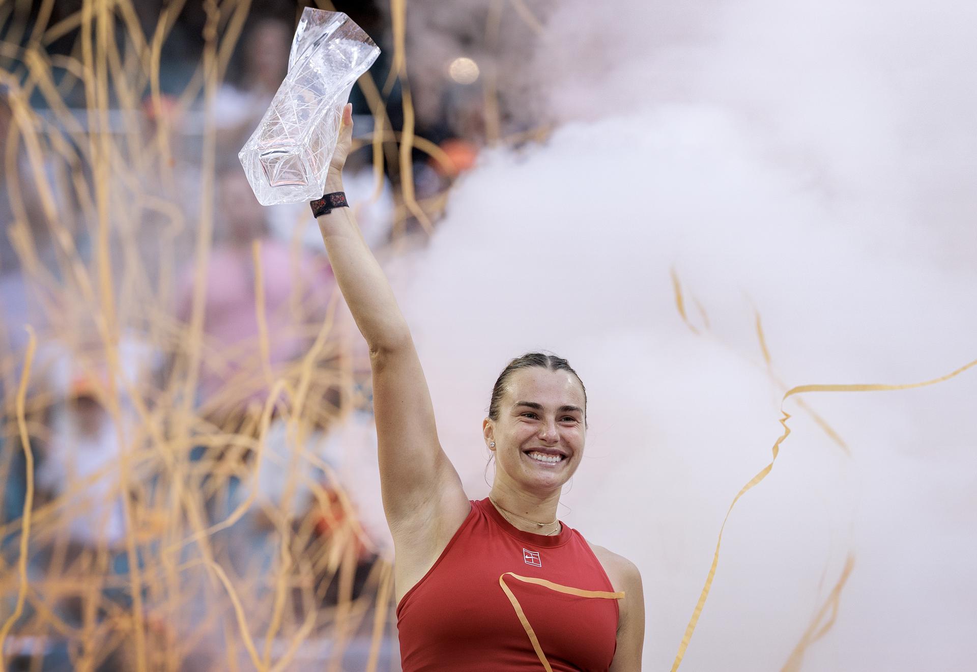 La tenista bielorrusa Aryna Sabalenka celebra tras ganar el Abierto de Miami ante la estadounidense Jessica Pegula. EFE/CRISTOBAL HERRERA-ULASHKEVICH