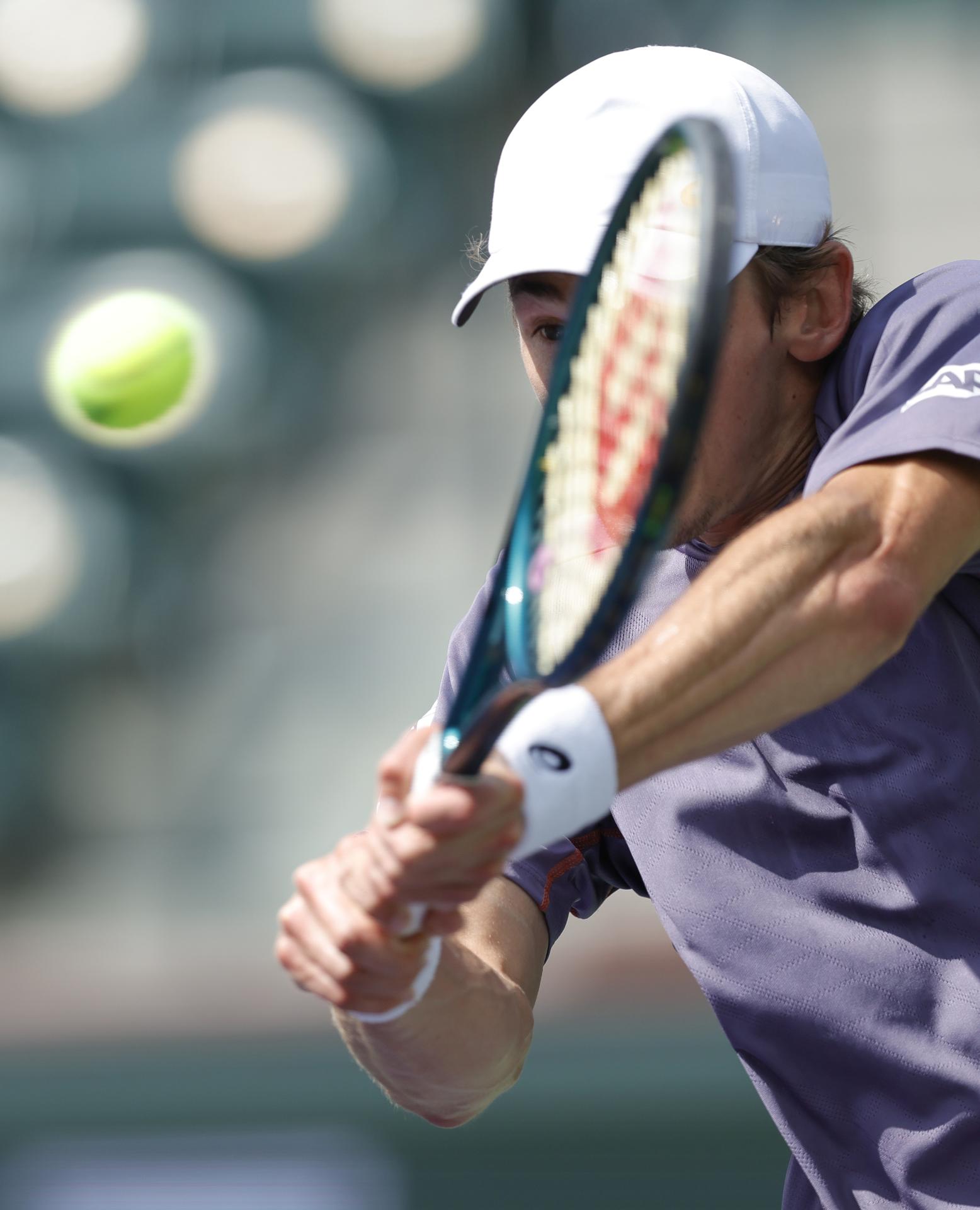 El australiano Alex de Minaur cayó este miércoles en los octavos de final del Masters 1.000 de Indian Wells ante el argentino Francisco Cerúndolo con parciales de 7-5 y 6-3. EFE/EPA/JOHN G. MABANGLO