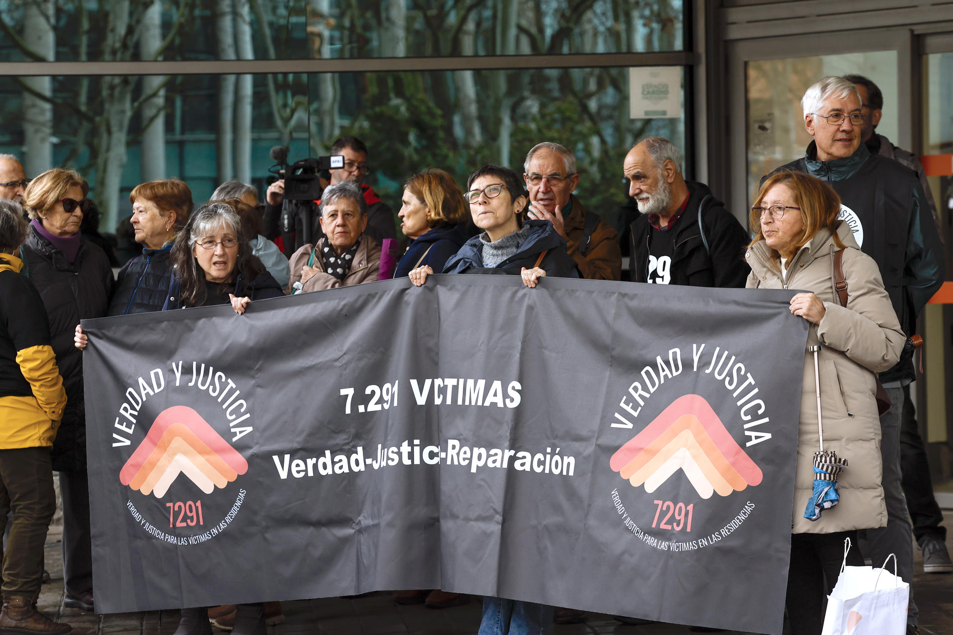 Imagen de archivo de miembros de la Asociación 7291 Verdad y Justicia la semana pasada frente a la Asamblea de Madrid. EFE/Chema Moya