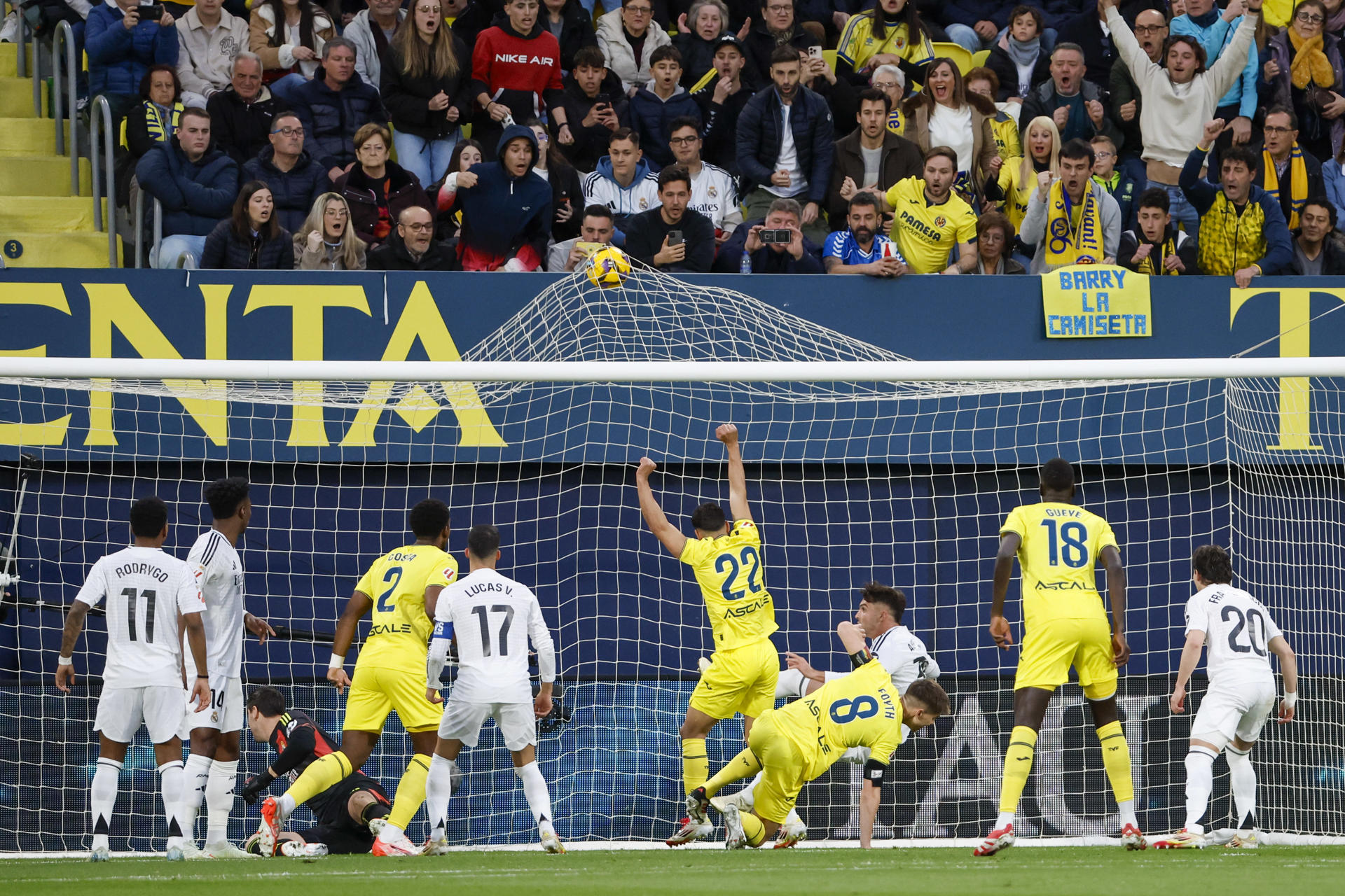 El defensa del Villarreal Juan Foyth (3d) marca gol (1-0) durante el partido de Liga disputado entre el Villarreal y el Real Madrid, este sábado en el Estadio de La Cerámica, en Villarreal. EFE/Ana Escobar