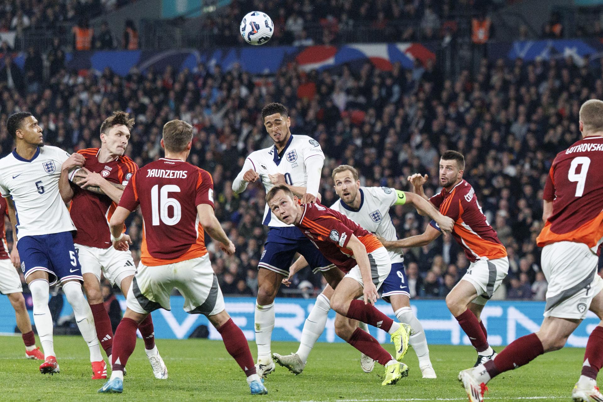 El jugador de Inglaterra Jude Bellingham (C) durante el partido de clasificación para el Mundial 2026 que han jugado Inglaterra y Letonia en Wembley, Reino Unido. EFE/EPA/TOLGA AKMEN