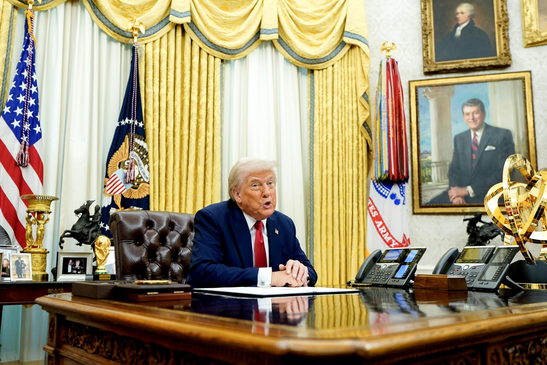 El presidente de EE. UU., Donald Trump, ofrece declaraciones antes de firmar una orden ejecutiva en la Oficina Oval de la Casa Blanca en Washington, DC, EE. UU., este lunes 31 de marzo de 2025. EFE/EPA/Alexander Drago/POOL