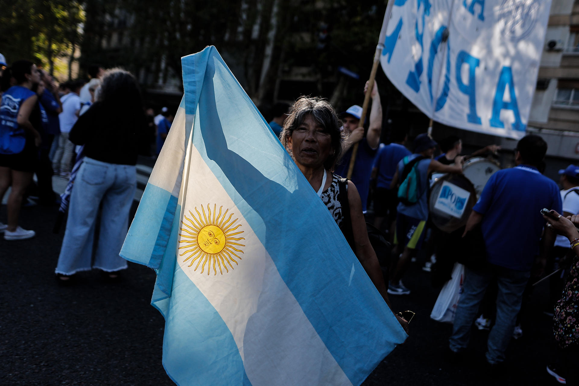 Personas participan en una manifestación este 19 de marzo de 2025, frente al Congreso en Buenos Aires (Argentina). EFE/ Juan Ignacio Roncoroni