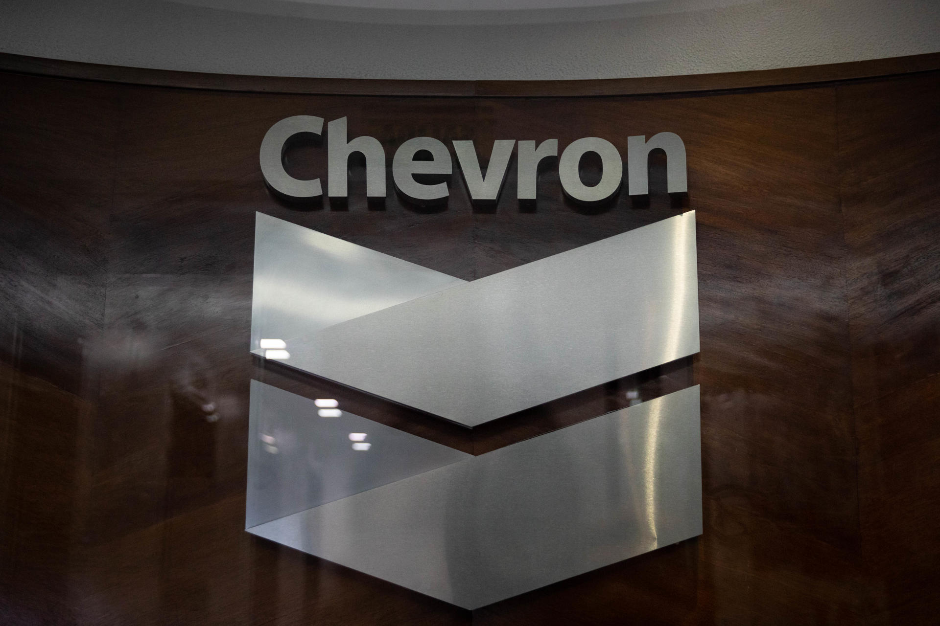 Fotografía de archivo en la que se registró el logo de la petrolera estadounidense Chevron Corporation, a la entrada de sus oficinas en Caracas (Venezuela). EFE/Rayner Peña