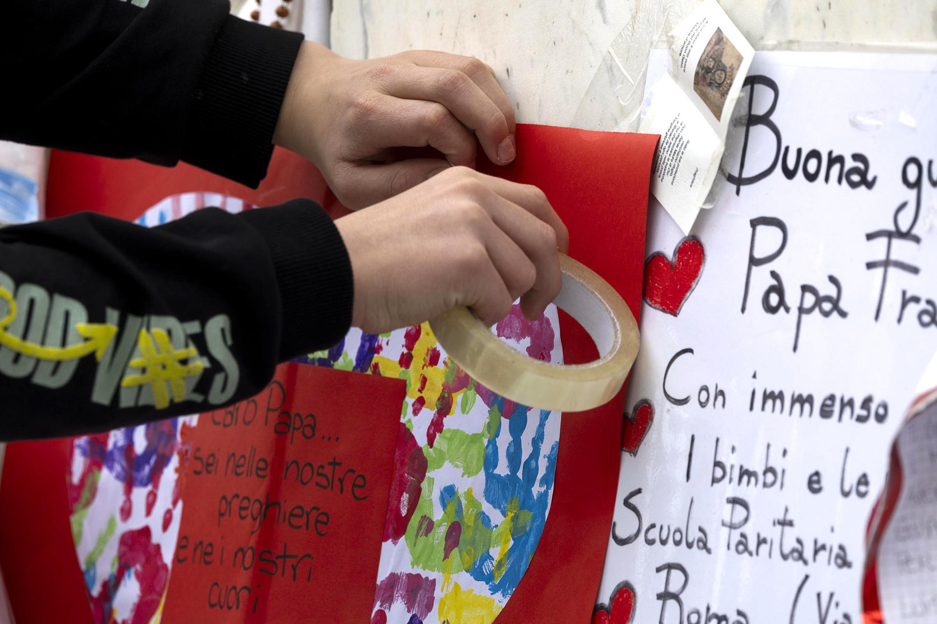 Una persona coloca un mensaje en homenaje al Papa Francisco en la estatua del Papa Juan Pablo II frente al Hospital Gemelli, en Roma, Italia, 12 de marzo de 2025. EFE/EPA/MASSIMO PERCOSSI