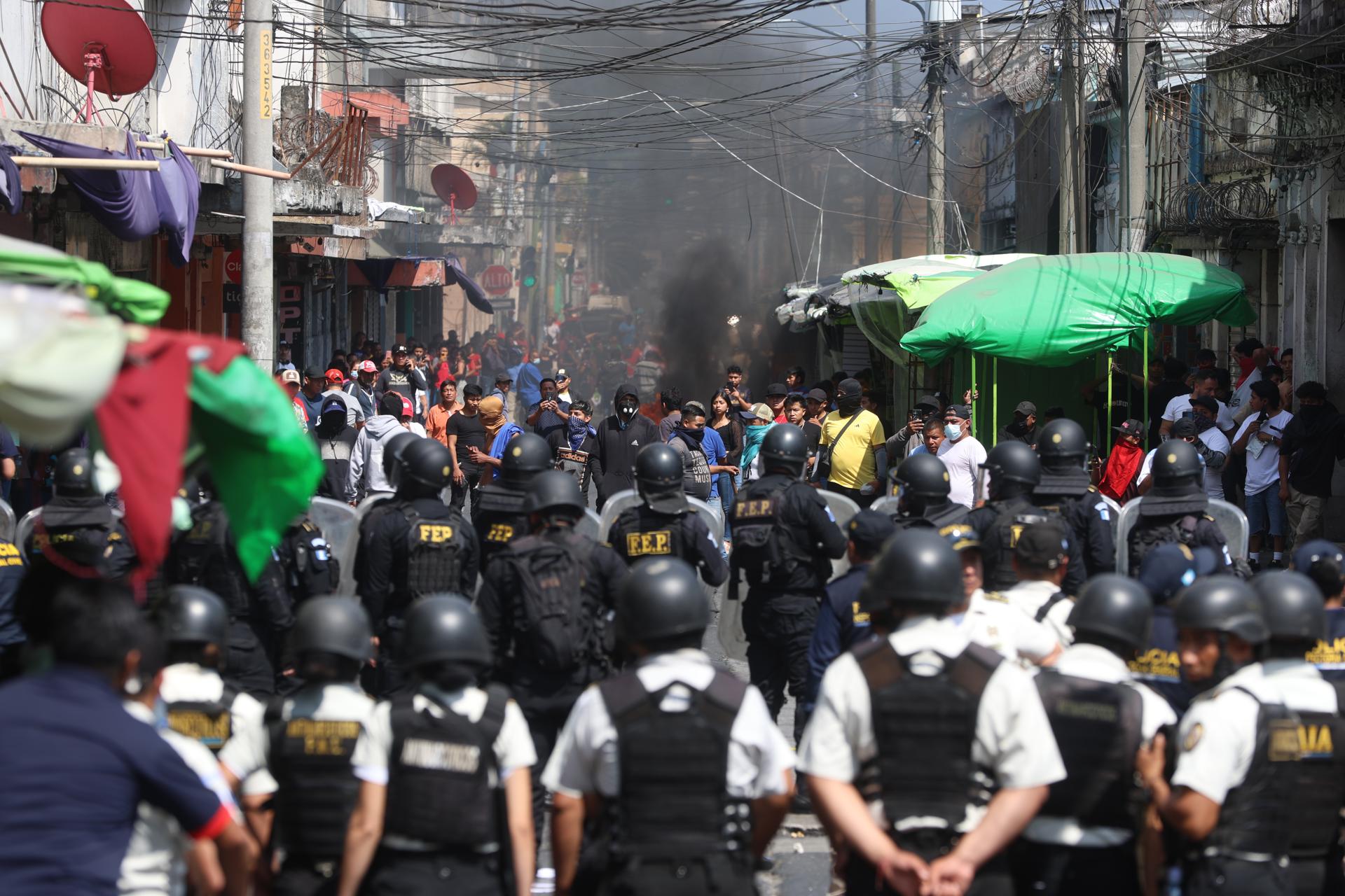 Integrantes de la Policía Nacional Civil de Guatemala y manifestantes civiles fueron registrados este miércoles, 19 de marzo, al enfrentarse, durante una protesta en rechazo al seguro vehicular obligatorio que fue decretado por el Gobierno nacional, en Ciudad de Guatemala (Guatemala). EFE/Mariano Macz