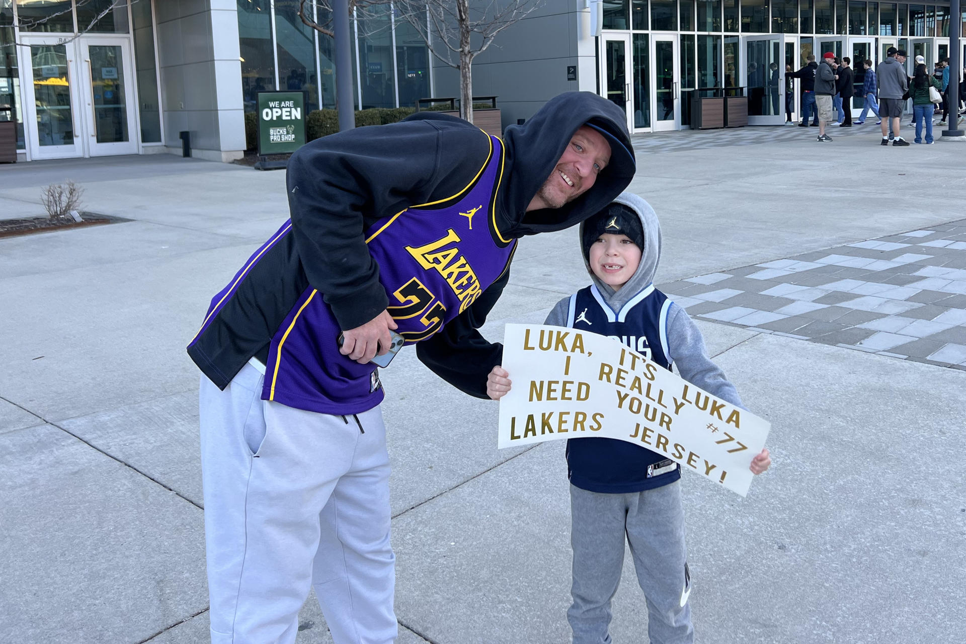 Dos aficionados de Los Ángeles Lakers posan en Milwaukee (Estados Unidos). EFE/ Andrea Montolivo
