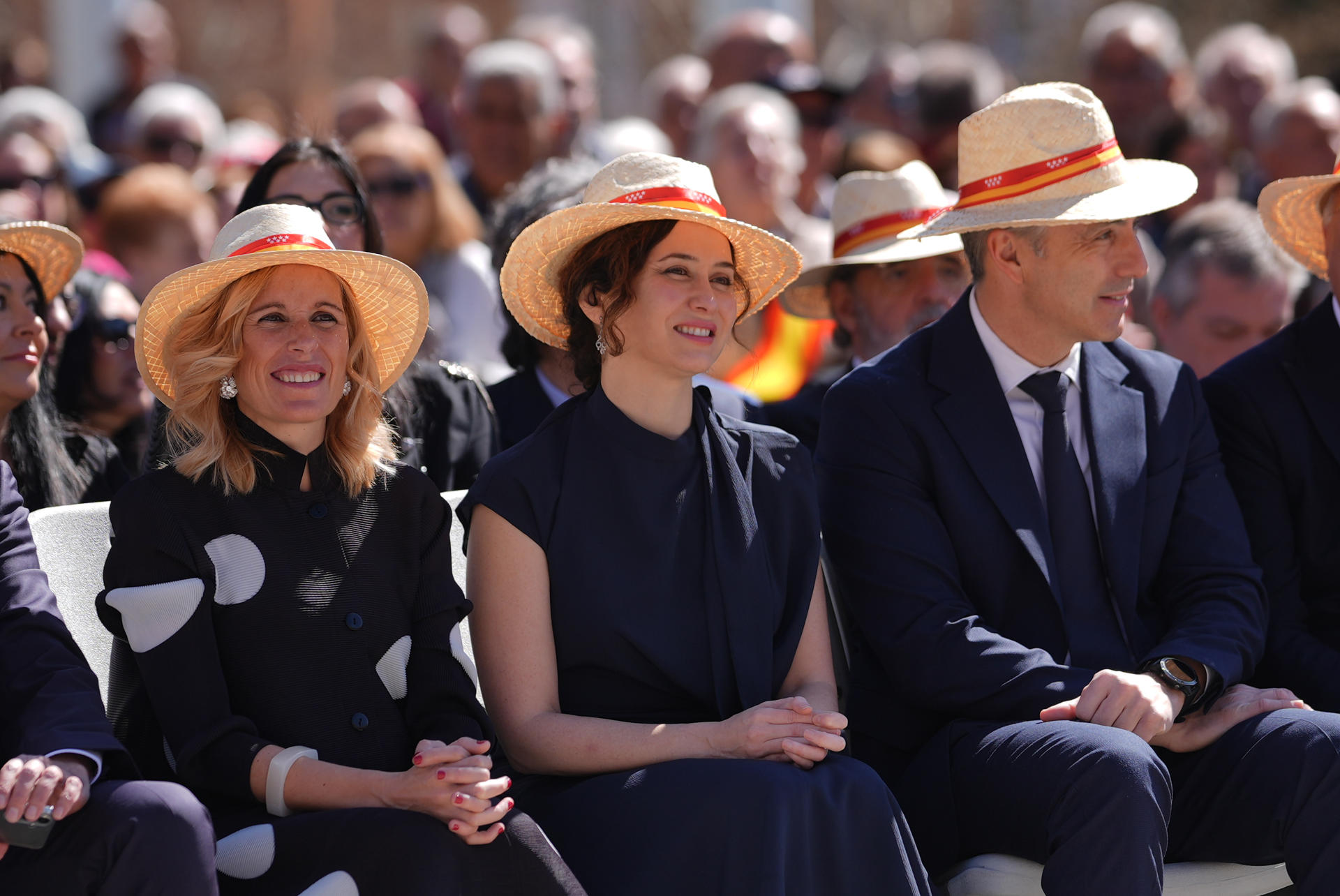 La presidenta de la Comunidad de Madrid, Isabel Díaz Ayuso, este sábado en la Jura de Bandera de personal civil celebrada en Alcobendas.-EFE/ Comunidad De Madrid ***SOLO USO EDITORIAL/SOLO DISPONIBLE PARA ILUSTRAR LA NOTICIA QUE ACOMPAÑA (CRÉDITO OBLIGATORIO)***