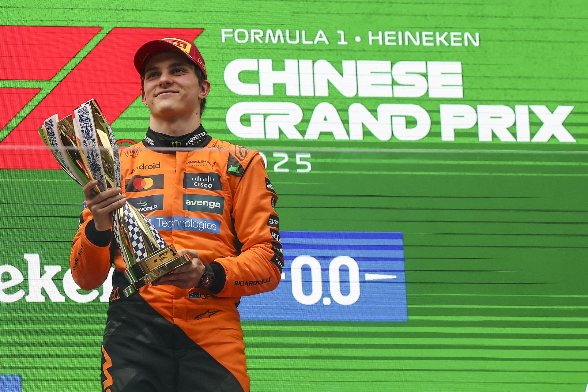 Oscar Piastri posa con el trofeo de campeón del Gran Premio de China de Fórmula 1. EFE/EPA/ALEX PLAVEVSKI