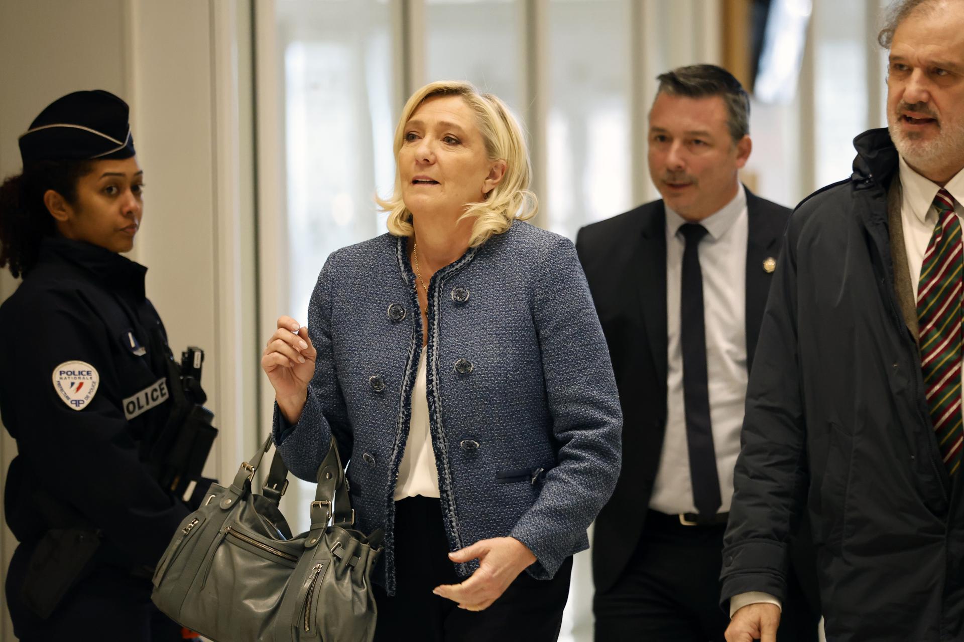La llegada de la líder de la extrema derecha francesa Marine Le Pen al tribunal en Paris. EFE/EPA/MOHAMMED BADRA
