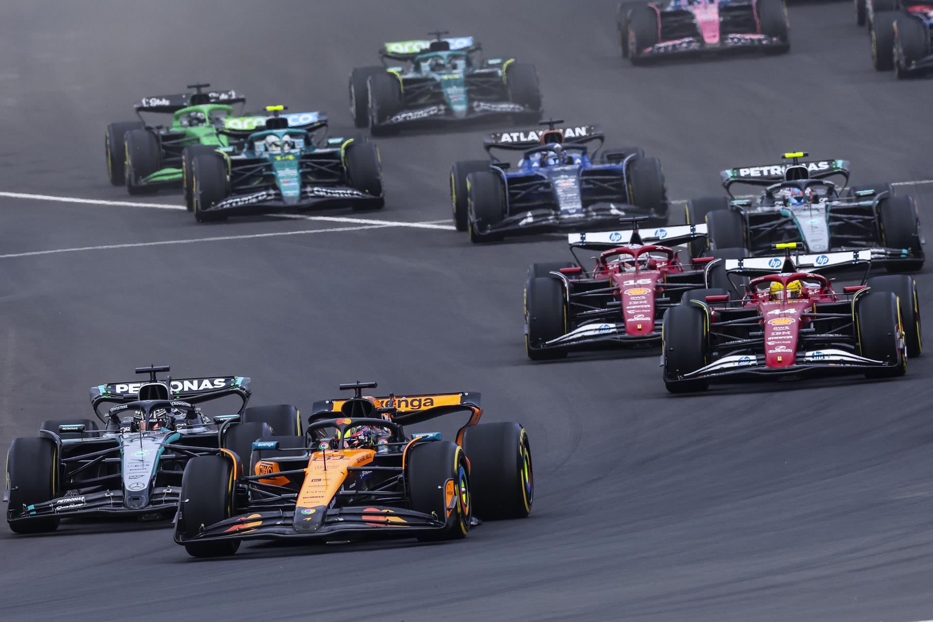 El piloto australiano de McLaren, Oscar Piastri (2 i) al comienzo del Gran Premio de Fórmula 1 de China 2025 en el Circuito Internacional de Shanghái. EFE/EPA/WU HAO