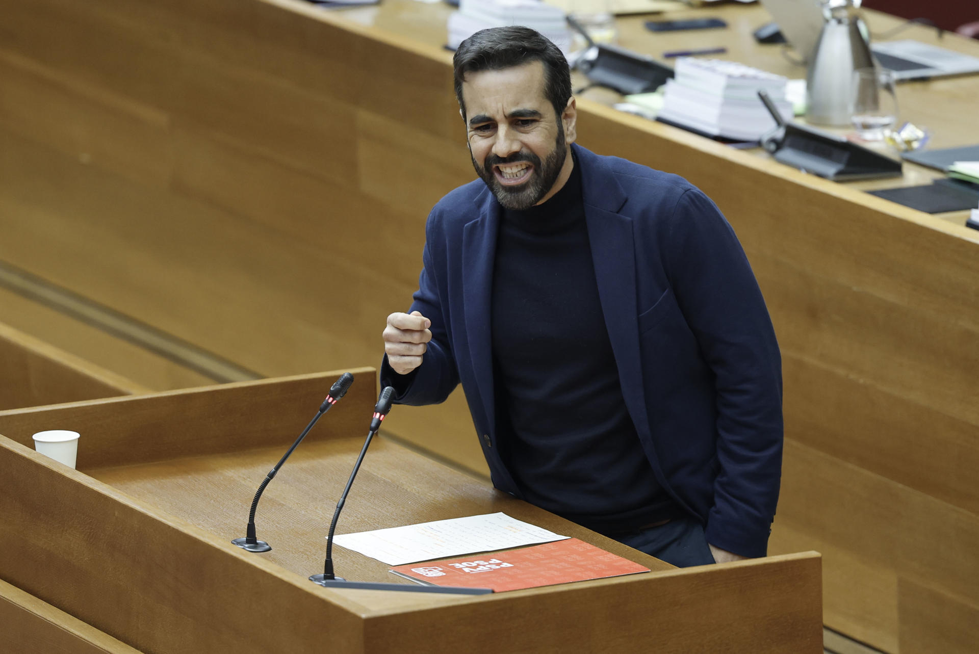 El portavoz del grupo socialista en Les Corts, José Muñoz, durante la sesión de control al president de la Generalitat. EFE/Ana Escobar