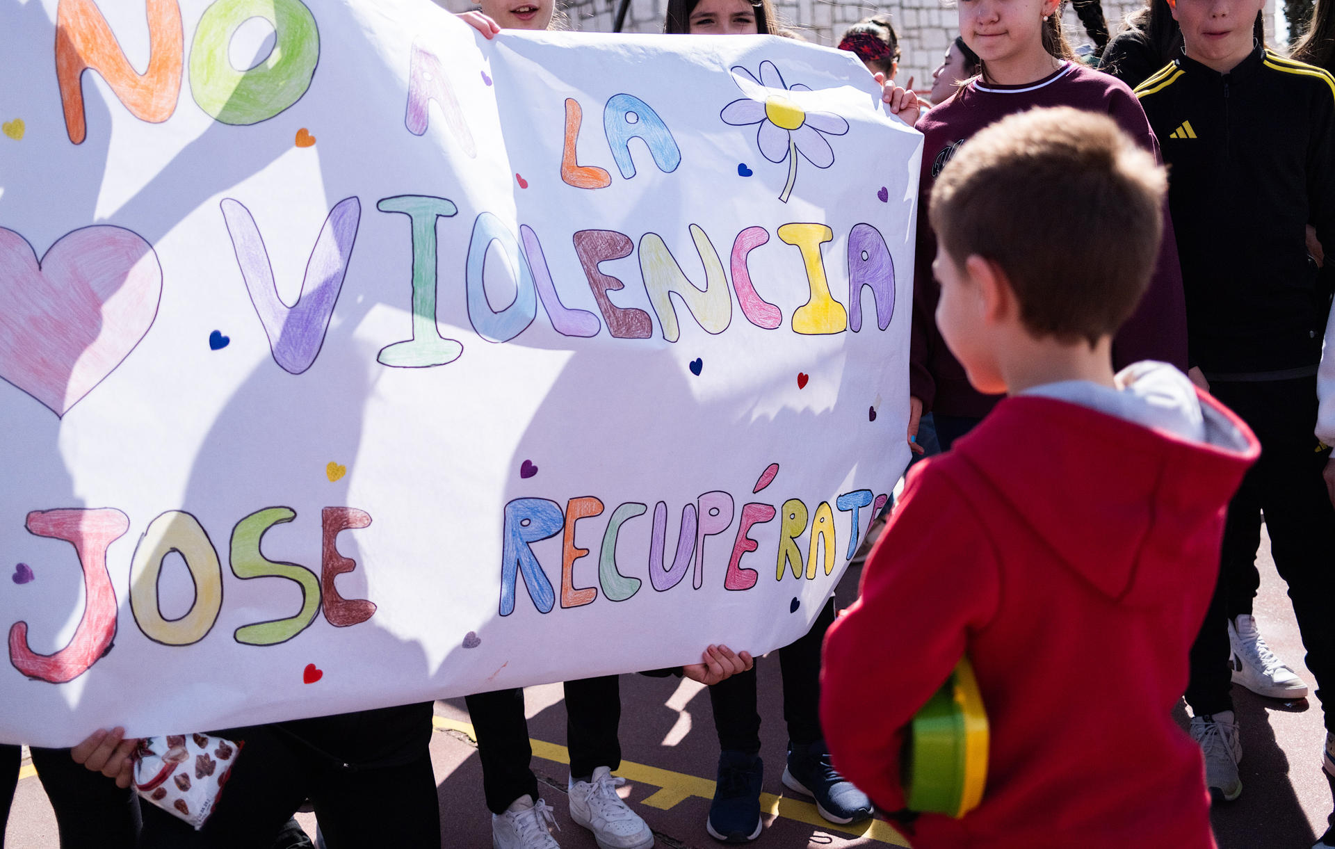 Concentración de protesta en el colegio Fernán González de Aranda de Duero (Burgos) donde trabaja como conserje el árbitro agredido este domingo por el padre de uno de los jugadores del equipo visitante del partido, de la categoría cadete de Primera Provincial. El colegiado ha quedado ingresado en el Hospital Universitario de Burgos por las lesiones sufridas. EFE/ Paco Santamaría
