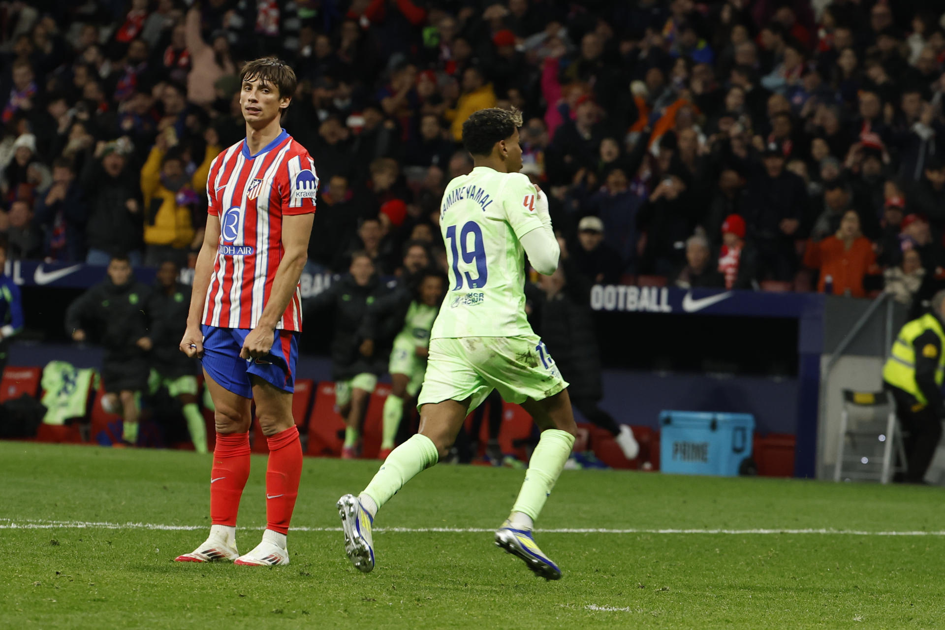 El delantero del FC Barcelona, Lamine Yamal, celebra el tercer gol durante el encuentro correspondiente a la jornada 28 de Laliga EA Sports que disputan hoy domingo Atlético de Madrid y FC Barcelona en el estadio Metropolitano, en Madrid. EFE / J.J.Guillen