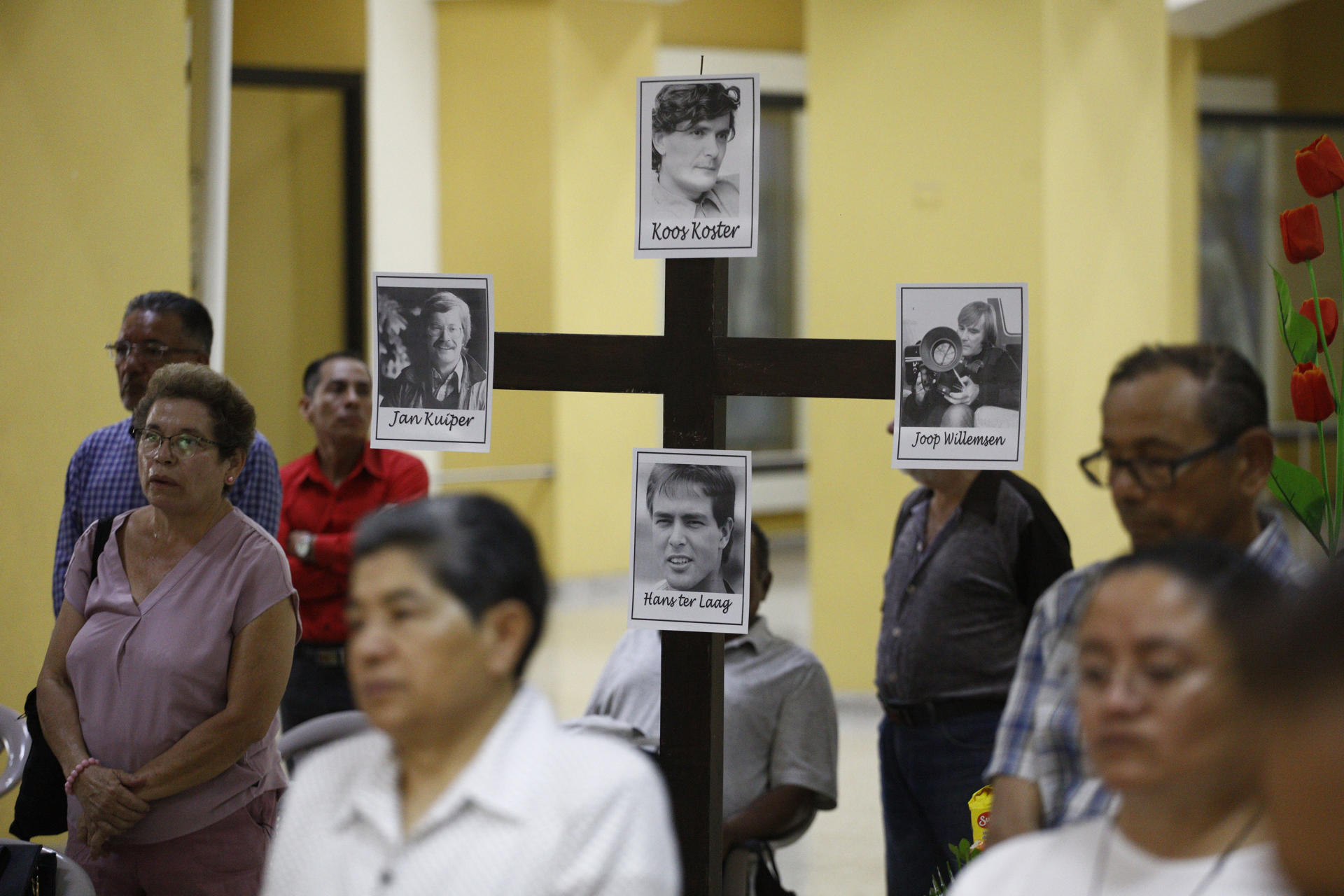 Activistas de derechos humanos y comunidad católica asisten a una misa en conmemoración del 43 aniversario del asesinato de cuatro periodistas holandeses este domingo, en la Catedral Metropolitana en San Salvador (El Salvador). EFE/ Rodrigo Sura