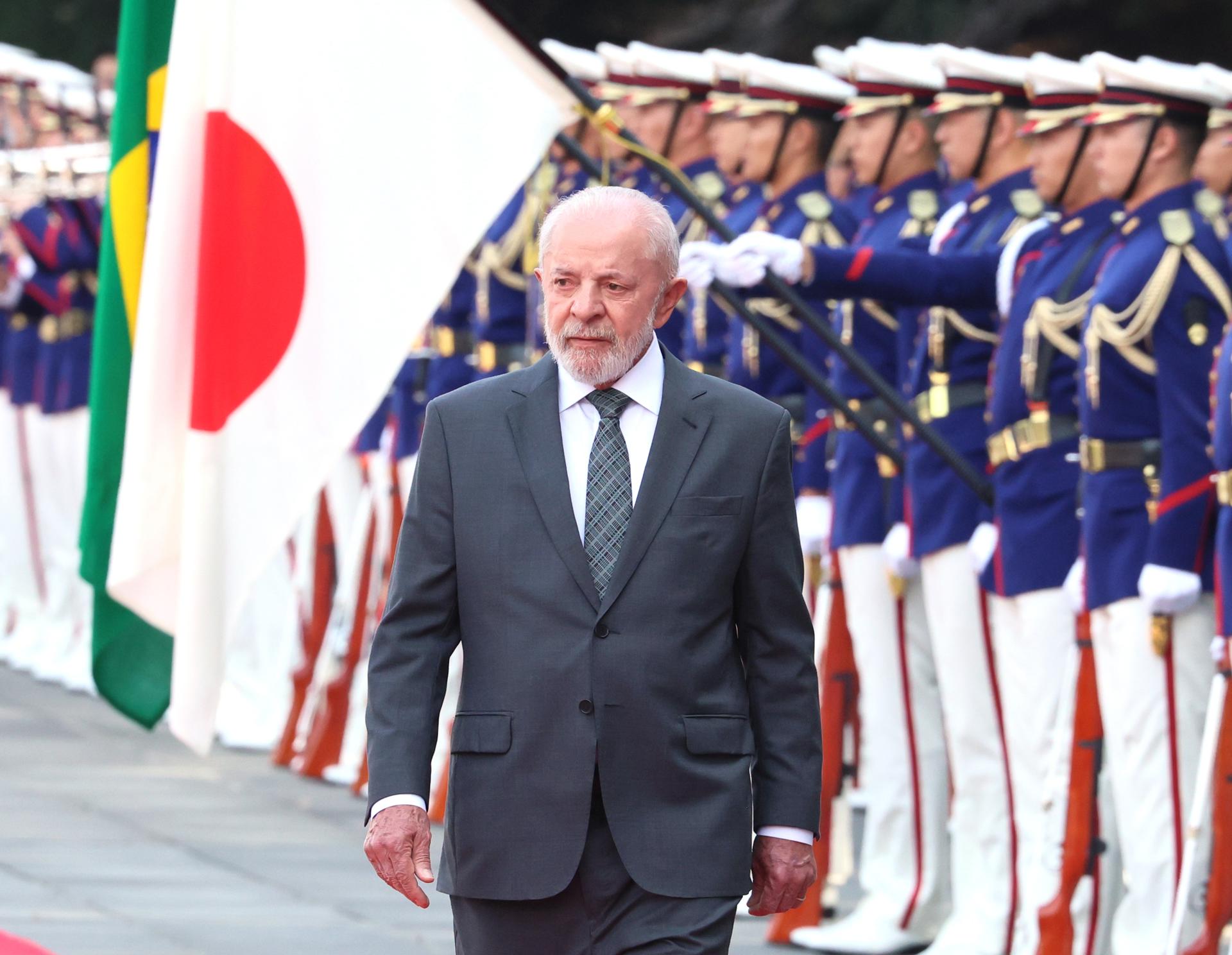 El presidente de Brasil, Luiz Inácio Lula da Silva, fue registrado este martes, 25 de marzo, al ser recibido por una guardia de honor durante la ceremonia de bienvenida al Palacio Imperial de Tokio, en el inicio de su vista oficial a Japón por los 130 años de relaciones diplomáticas bilaterales. EFE/Yoshikazu Tsuno/Pool