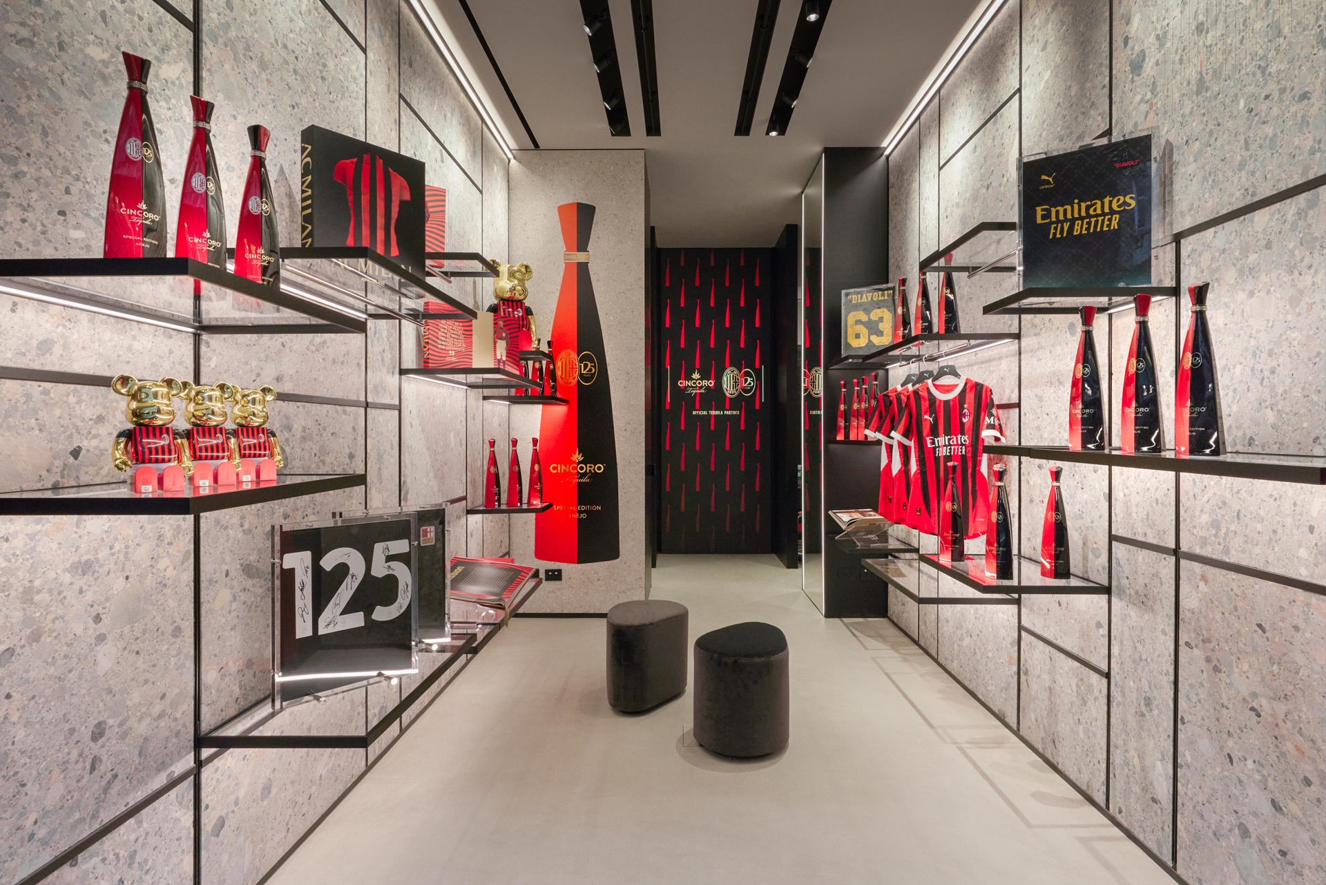 Lujo y exclusividad. El AC Milan ha marcado este año claramente su estrategia comercial. Colaboraciones con marcas únicas y experiencias para distinguir a sus aficionados. Es su manera de expandir la marca manteniendo el elitismo de las 7 Copas de Europa. EFE/Cedida por AC Milan SOLO USO EDITORIALl