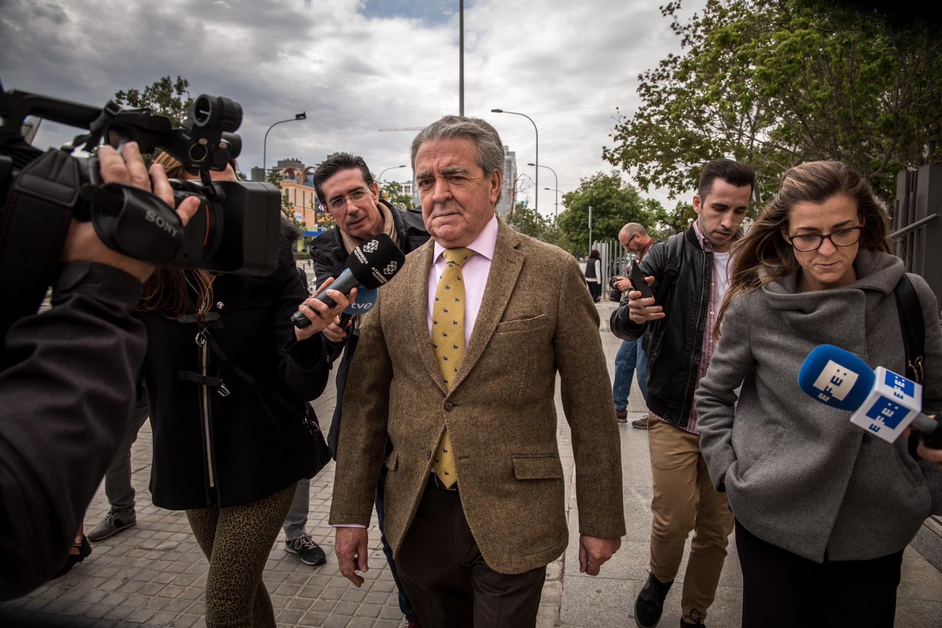 El cuñado de quien fuera alcaldesa de la ciudad Rita Barberá, José María Corbín (2d), en una imagen de archivo. EFE/Biel Aliño