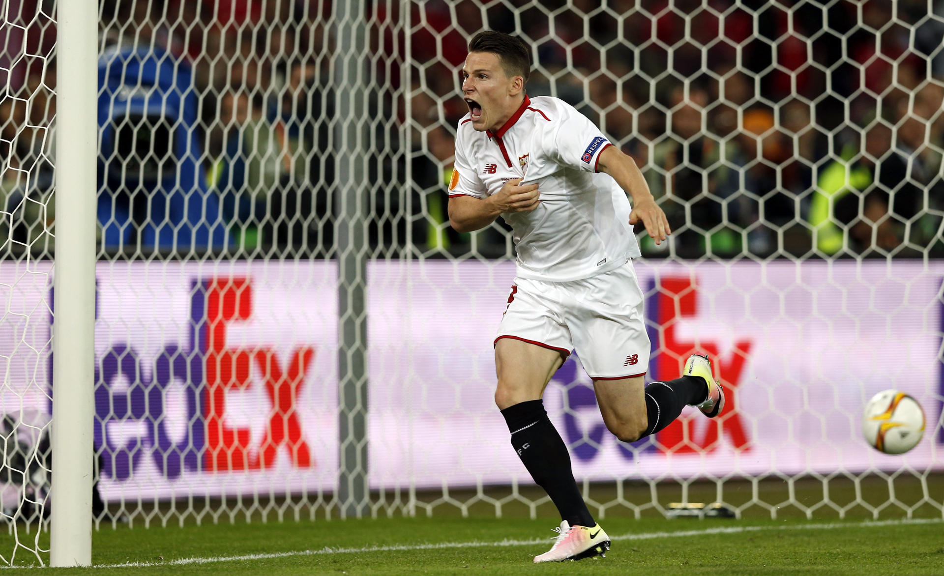 Kevin Gameiro celebra tras marcar el gol del empate ante el Liverpool,en la final de la Liga Europa disputada el 18 de mayo de 2016 en el estadio St. Jakob-Park de Basilea (Suiza). EFE/Julio Muñoz