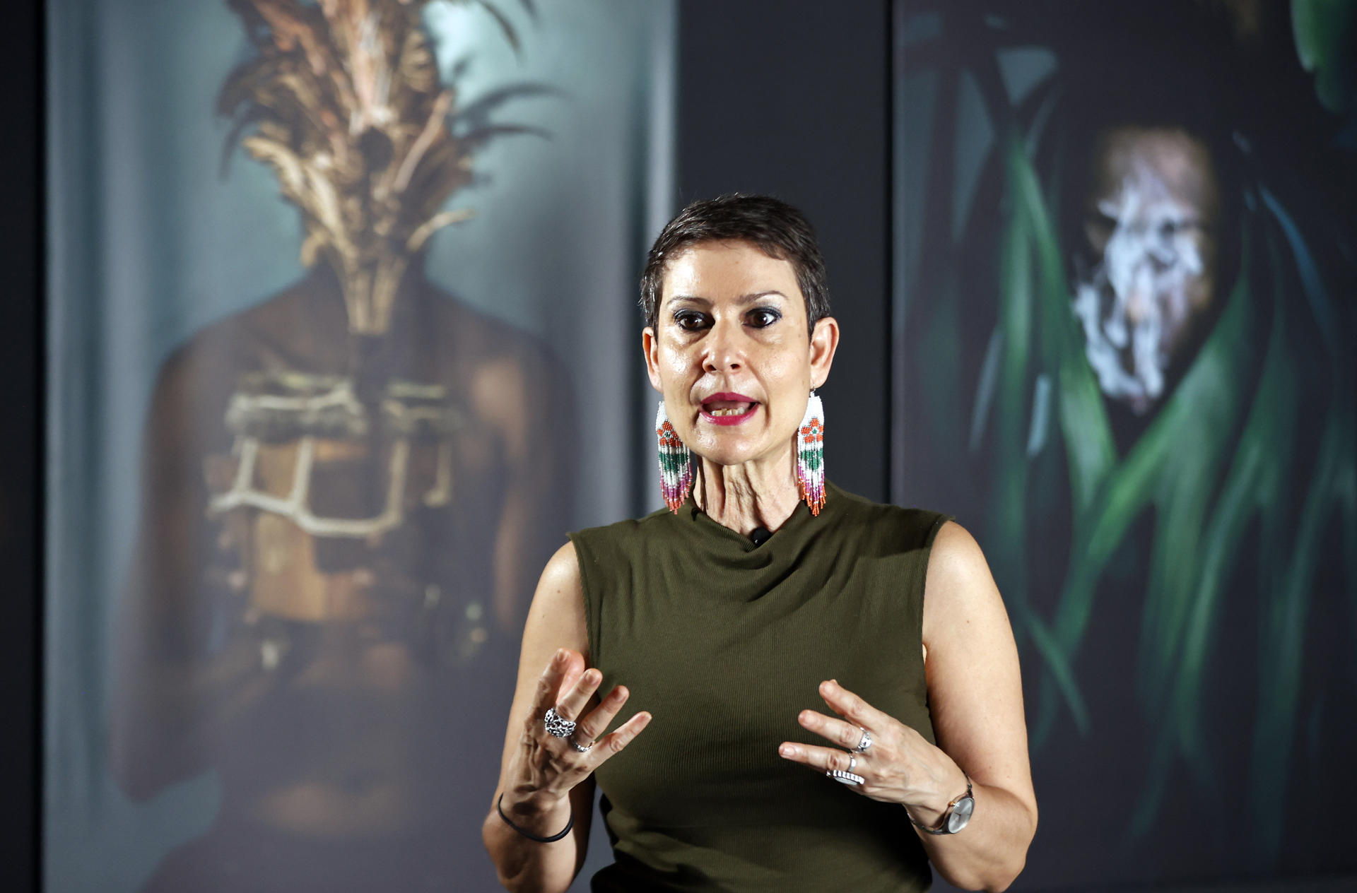 La fotógrafa española, Nuria López, habla durante una entrevista el 5 de marzo de 2025, durante la exposición 'La larga travesía' en La Habana (Cuba). EFE/ Ernesto Mastrascusa