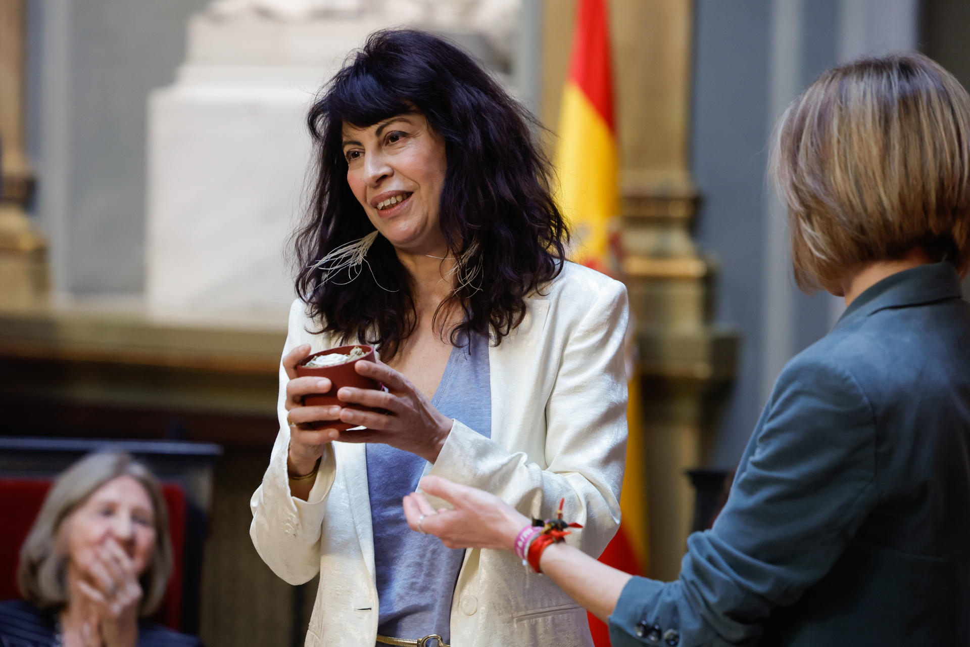 La ministra de Igualdad, Ana Redondo (i), y la portavoz socialista de la Comisión de Igualdad del Senado, Nuria Medina Santos (d), durnaante los Premios 'Camelias por la Igualdad', otorgados por el PSOE a las parlamentarias socialistas de la legislatura constituyente 1977-1979, este lunes en Madrid. EFE/ Zipi