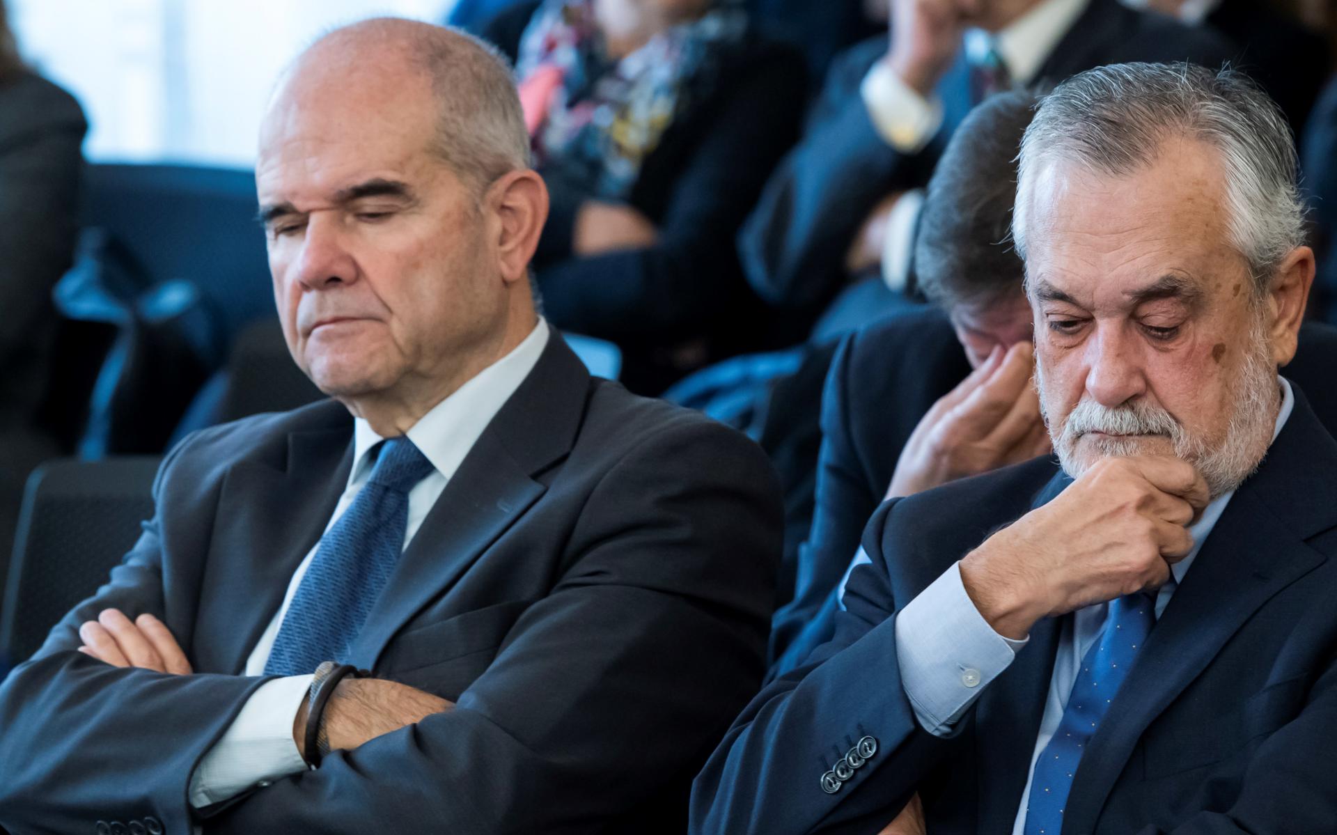 Imagen de los expresidentes andaluces Manuel Chaves (i) y José Antonio Griñán (d) en la sala de la Audiencia de Sevilla donde se siguió el juicio de la pieza política del caso ERE contra 21 ex altos cargos de la Junta, en diciembre de 2018.EFE/Raúl Caro