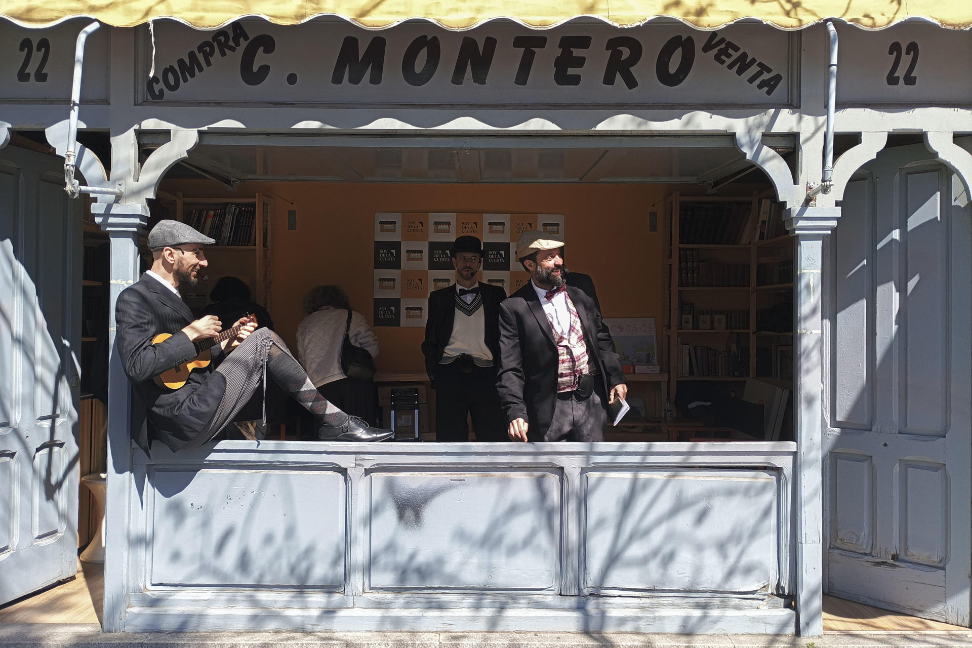 Vista de la visita teatralizada a la Cuesta de Moyano este sábado, que cierra el primer encuentro de Generación Moyano, un ciclo de tertulias dedicadas a las décadas de los 20s y 30s de la historia de la Cuesta de Moyano y de la creación literaria universal. EFE/ Pepi Cardenete