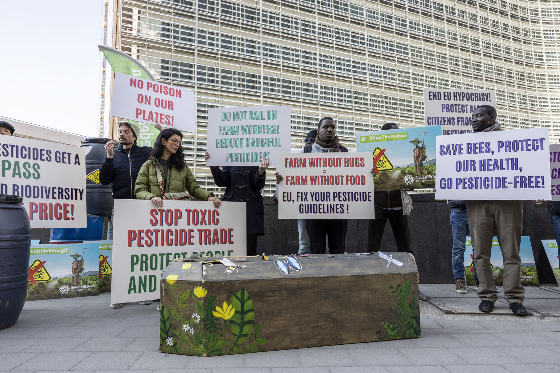 Activistas medioambientales internacionales protestan ante la Comisión Europea (CE) para pedir la no comercialización de pesticidas prohibidos en la Unión Europea (UE) a terceros países.EFE/Pablo Garrigós