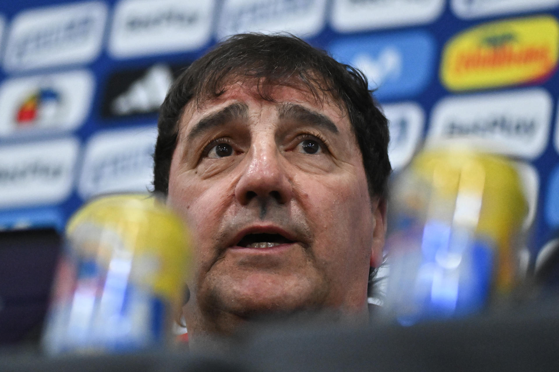 El entrenador de la selección Colombia de fútbol, Néstor Lorenzo, durante una rueda de prensa este miércoles, en Brasilia (Brasil). EFE/ Andre Borges