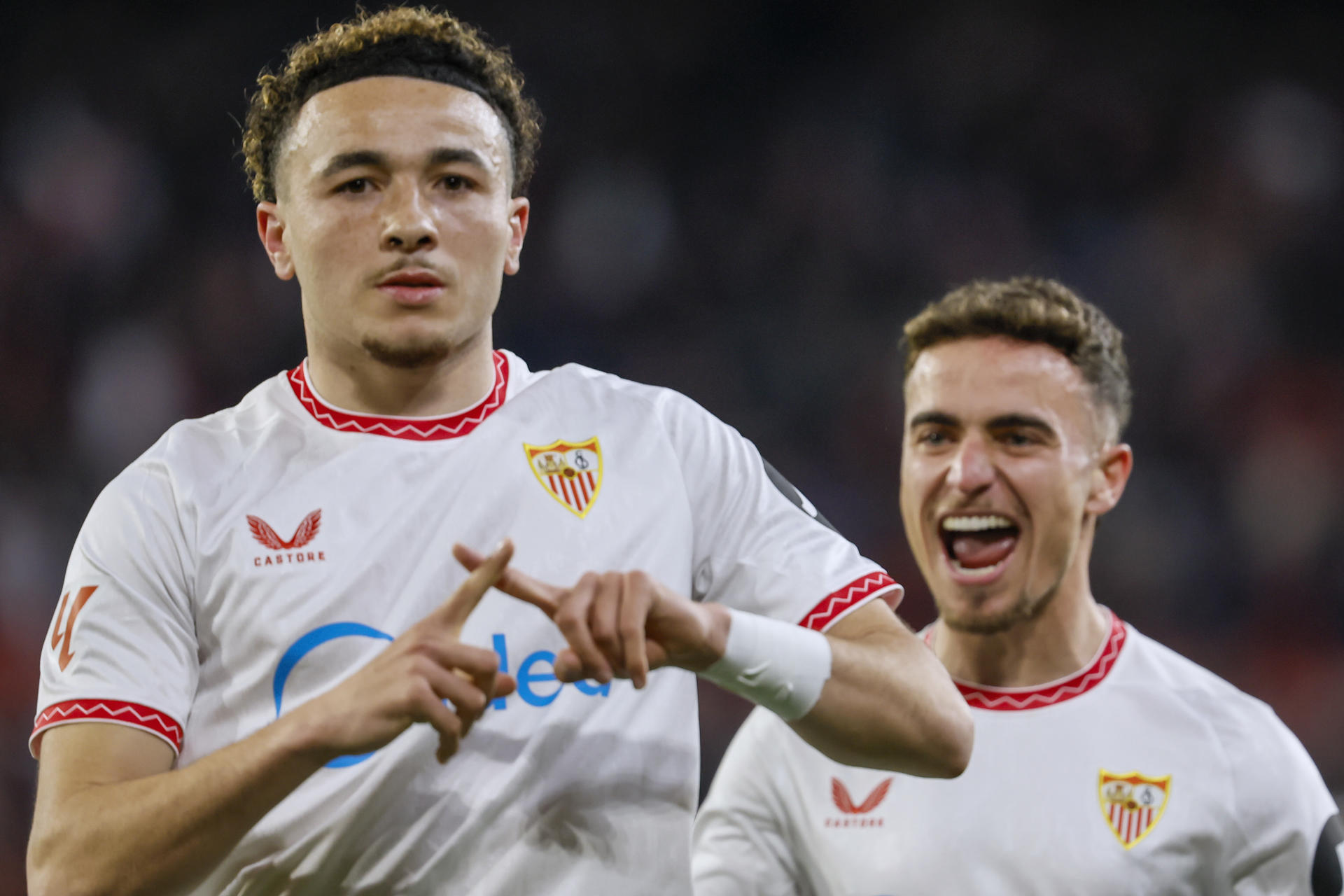 El jugador suizo del Sevilla Rubén Vargas (i) celebra un gol ante el Barcelona en la jornada 23 de LaLiga. EFE/ José Manuel Vidal