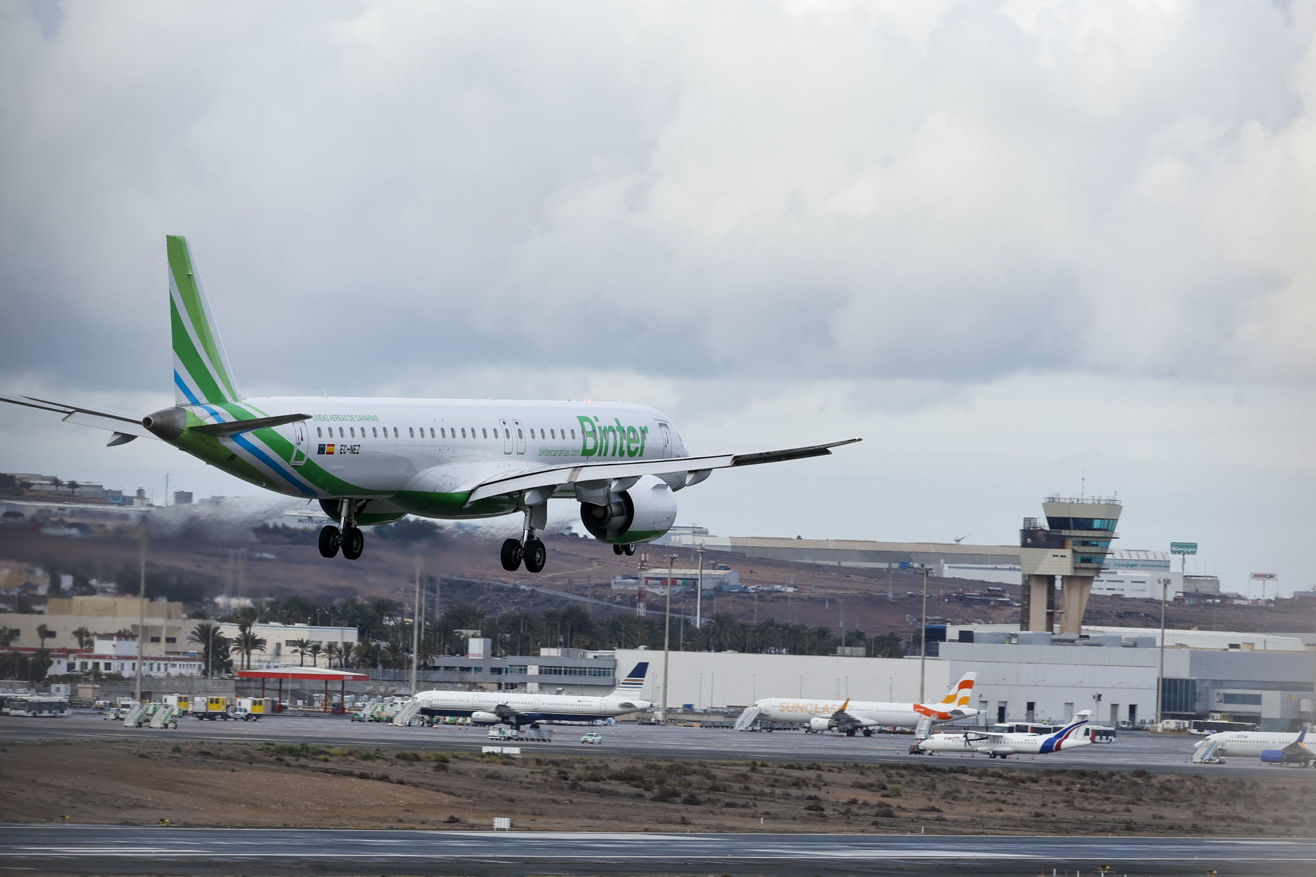 Las fuertes lluvias que se han registrado este martes en parte de la isla de Gran Canaria han dejado a su aeropuerto temporalmente inoperativo, y más tarde con su capacidad reducida a una sola pista. EFE/ Elvira Uquijo Á.