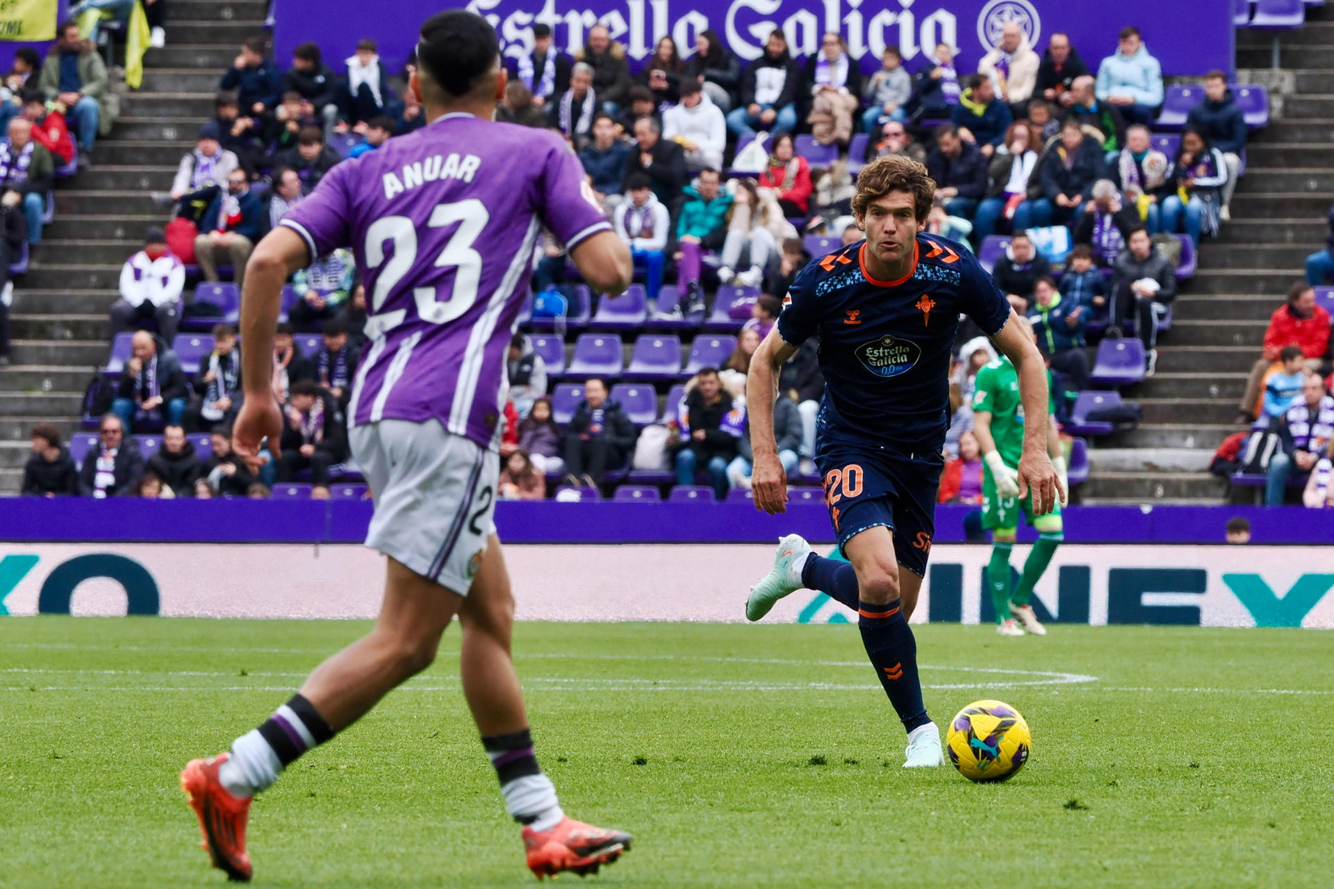El defensa del Celta de Vigo, Marcos Alonso (i) ante la presión del centrocampista Aunar (i) del Real Valladolid durante el partido de Primera División disputado en el estadio José Zorrilla este sábado. EFE/R.García