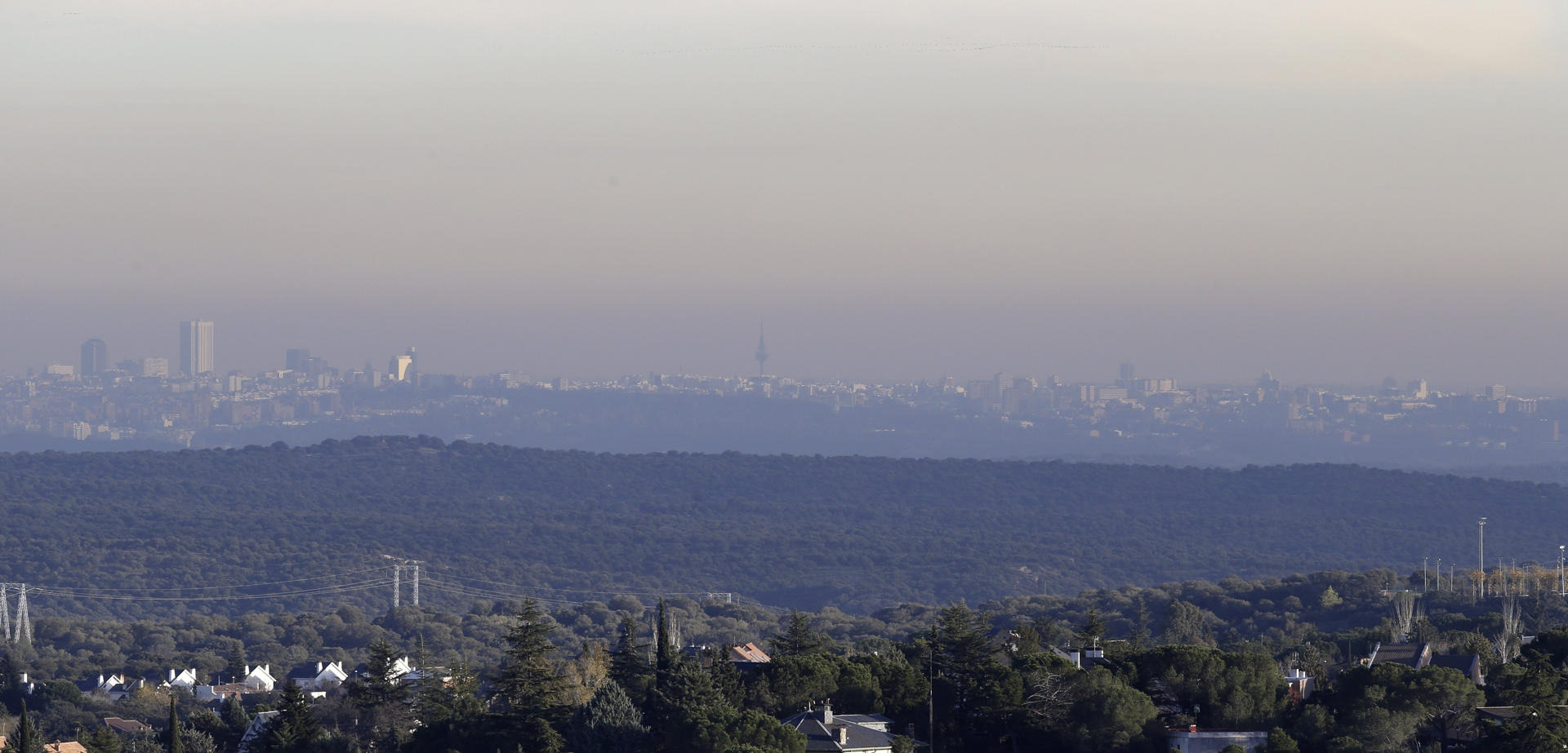 Vista de la capa de contaminación que cubre la ciudad de Madrid. EFE/Angel Díaz