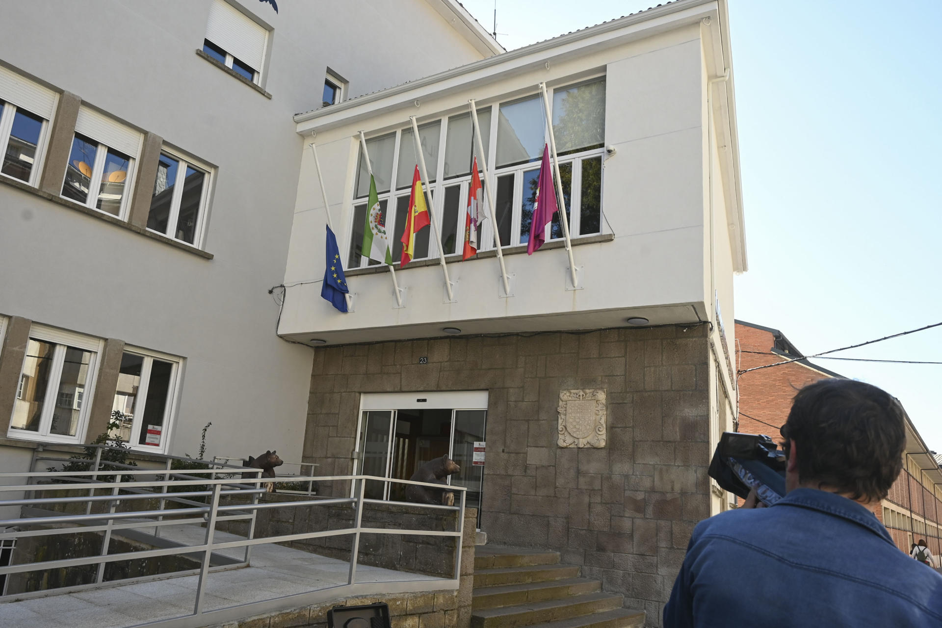 El sentimiento de conmoción, dolor y pérdida se han vuelto a adueñar de las cuencas mineras leonesas de Laciana y Bierzo con el accidente registrado este lunes en una explotación de Degaña (Asturias) en el que han fallecido cinco mineros naturales de distintos pueblos de estas comarcas, de donde también son dos de los cuatro heridos. EFE/ J.Casares
