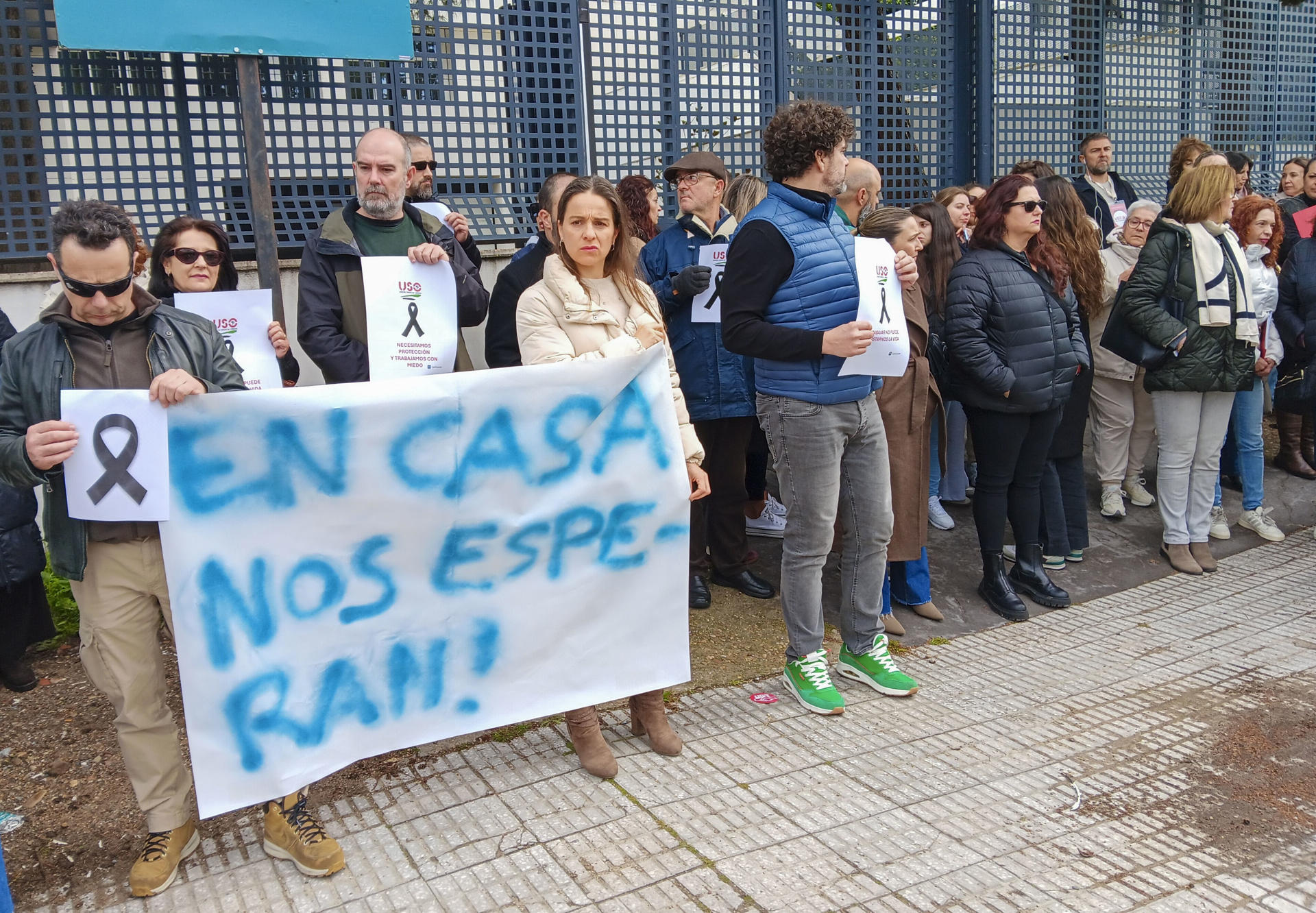 Trabajadores expertos en educación de menores marginados de Badajoz se concentran para expresar sus condolencias por la muerte violenta de una de sus compañeras por parte de tres menores en una vivienda de cumplimiento de medidas judiciales y denunciar las carencias de personal en materia de seguridad en este tipo de centros, este lunes en Badajoz. La víctima había denunciado días atrás a uno de ellos por supuestas amenazas en dicho inmueble, que no cuenta con cámaras ni personal de seguridad. EFE/ José Luis Real