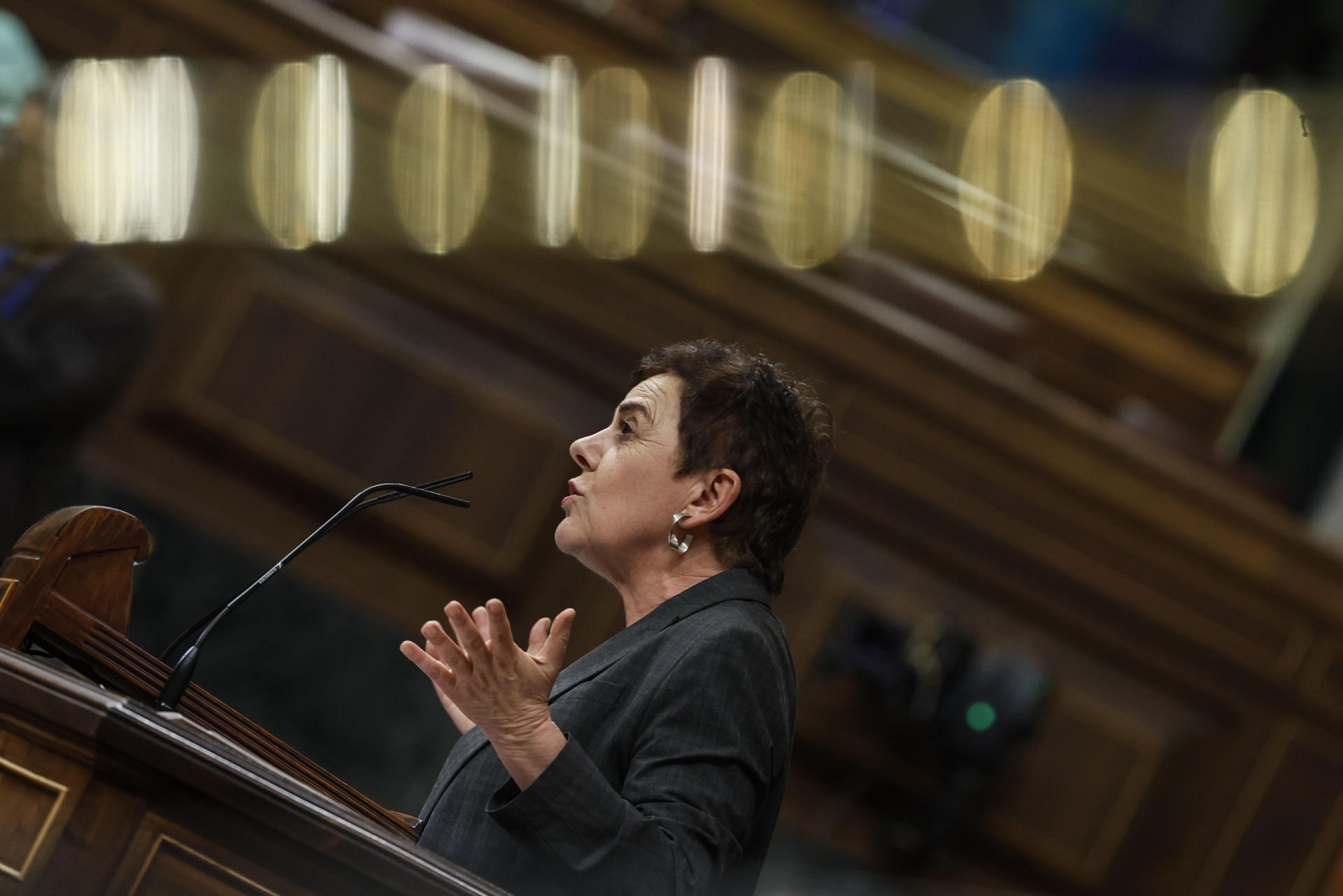 La portavoz de EH Bildu, Mertxe Aizpurua durante su intervención este miércoles en el pleno del Congreso en el que el presidente del Gobierno, Pedro Sánchez, comparece a petición propia para informar sobre el nuevo escenario geopolítico de la Unión Europea y las conclusiones del Consejo Europeo, y convencer de la necesidad de que España aumente la inversión en defensa. EFE/ Javier Lizón