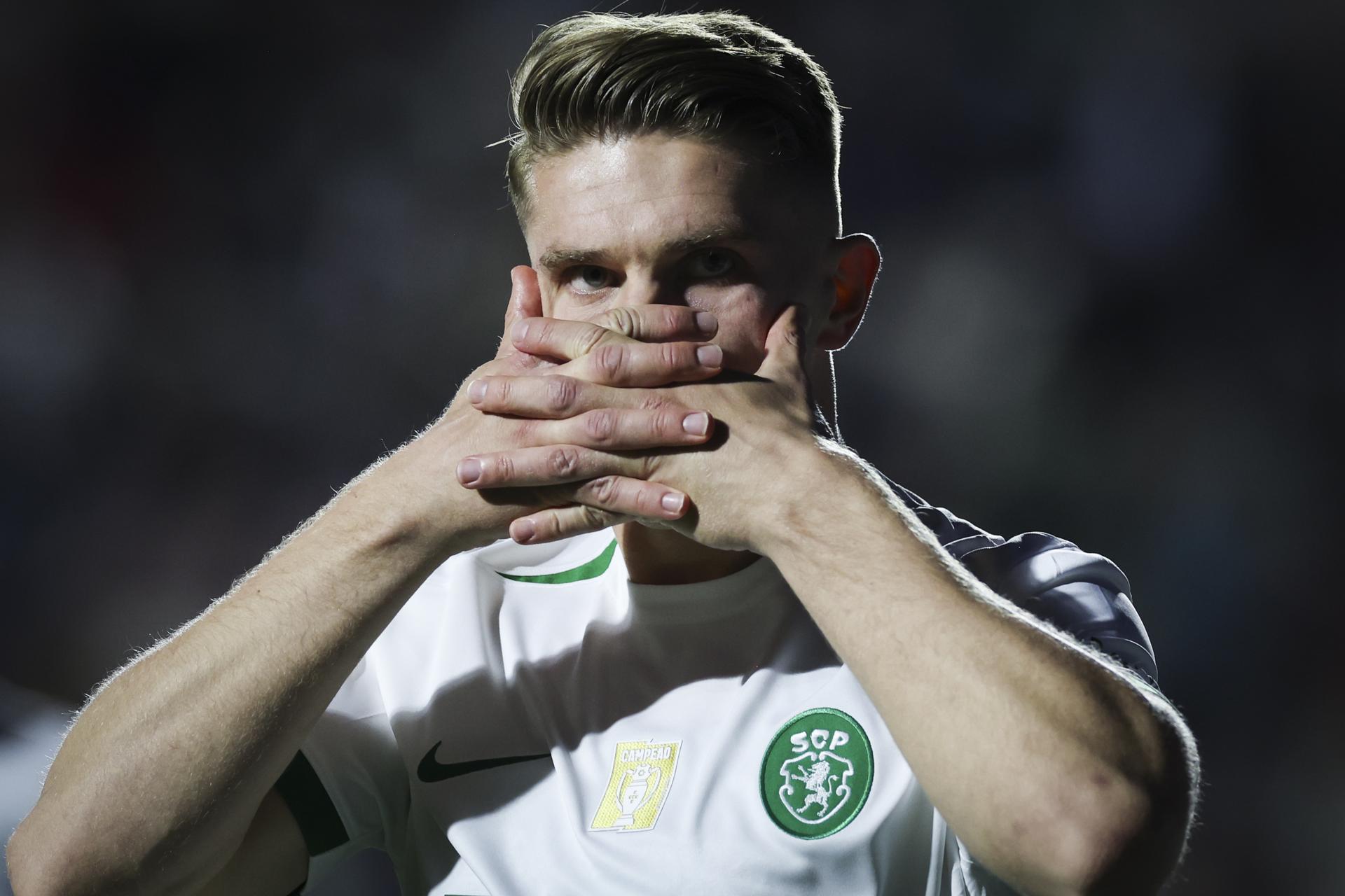 El sueco Viktor Gyökeres celebra un gol durante el partido de la Liga Portuguesa que han jugado el Estrela da Amadora y el Sporting CP, en Amadora, Portugal. EFE/EPA/JOSE SENA GOULAO