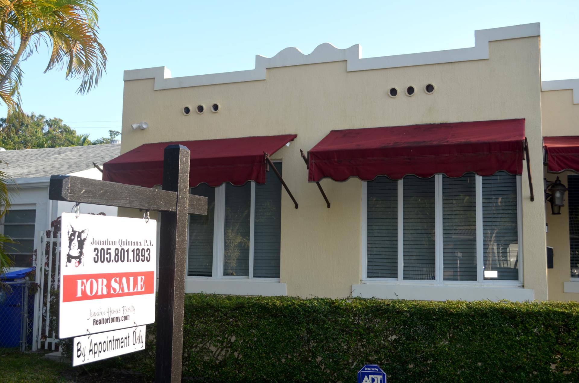 Fotografía de un cartel de 'Se vende' colgado afuera de una casa, en un barrio de Miami, Florida (EE.UU.). EFE/Álvaro Blanco