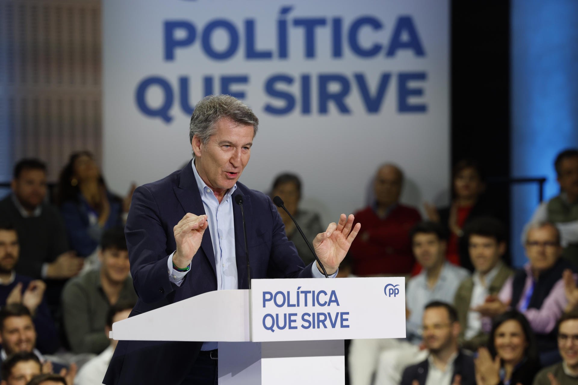 El presidente del PP, Alberto Núñez Feijóo durante la clausura la Interparlamentaria del PP, este domingo en Sevilla. EFE/Julio Muñoz
