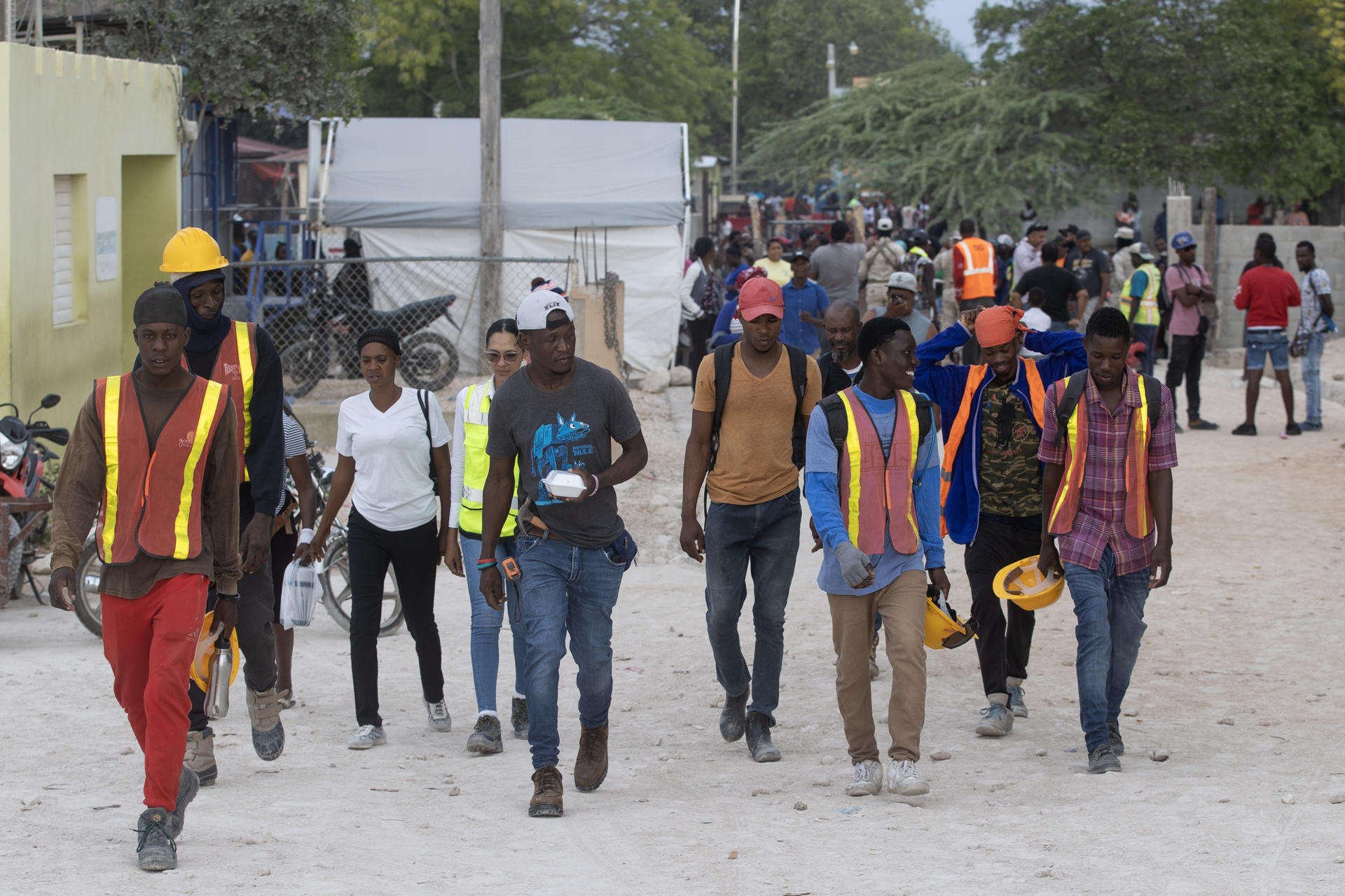 Fotografía del 20 de marzo de 2025 de trabajadores haitianos cruzando el muro fronterizo, en Pedernales (República Dominicana). EFE/ Orlando Barría
